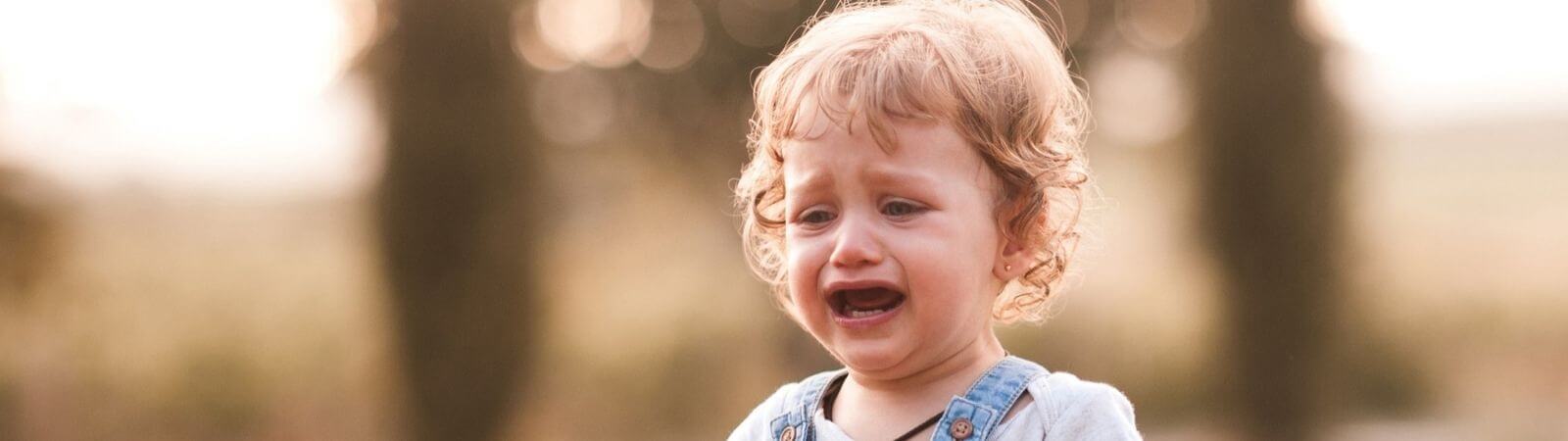 Bunt dwulatka – smutne, płaczące dziecko