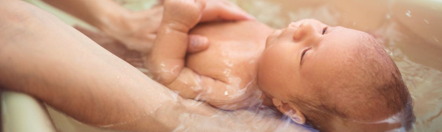 noworodek podczas kąpieli w wannie