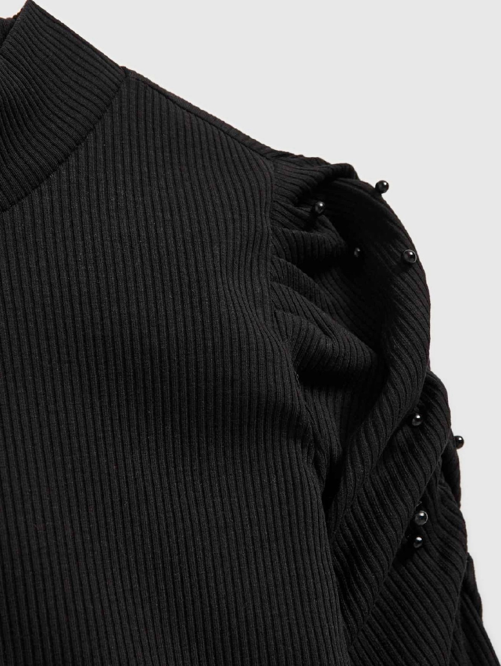 Czarna prążkowana bluzka z bufistaymi rękawami i półgolfem