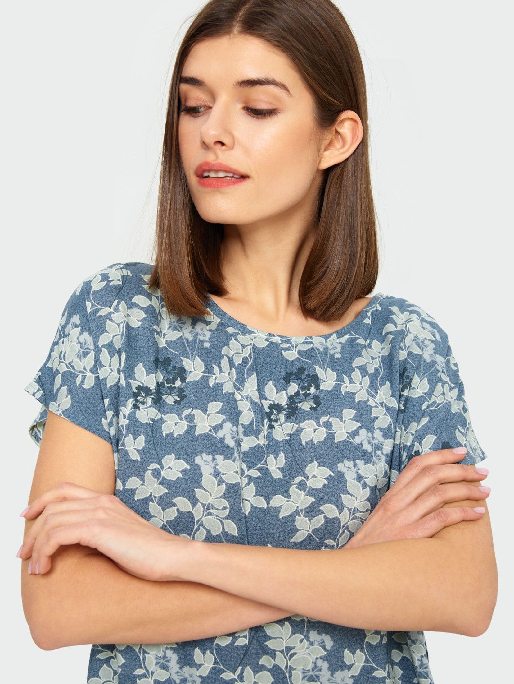 Niebieski T-shirt damski na krótki rękaw w kwiatki