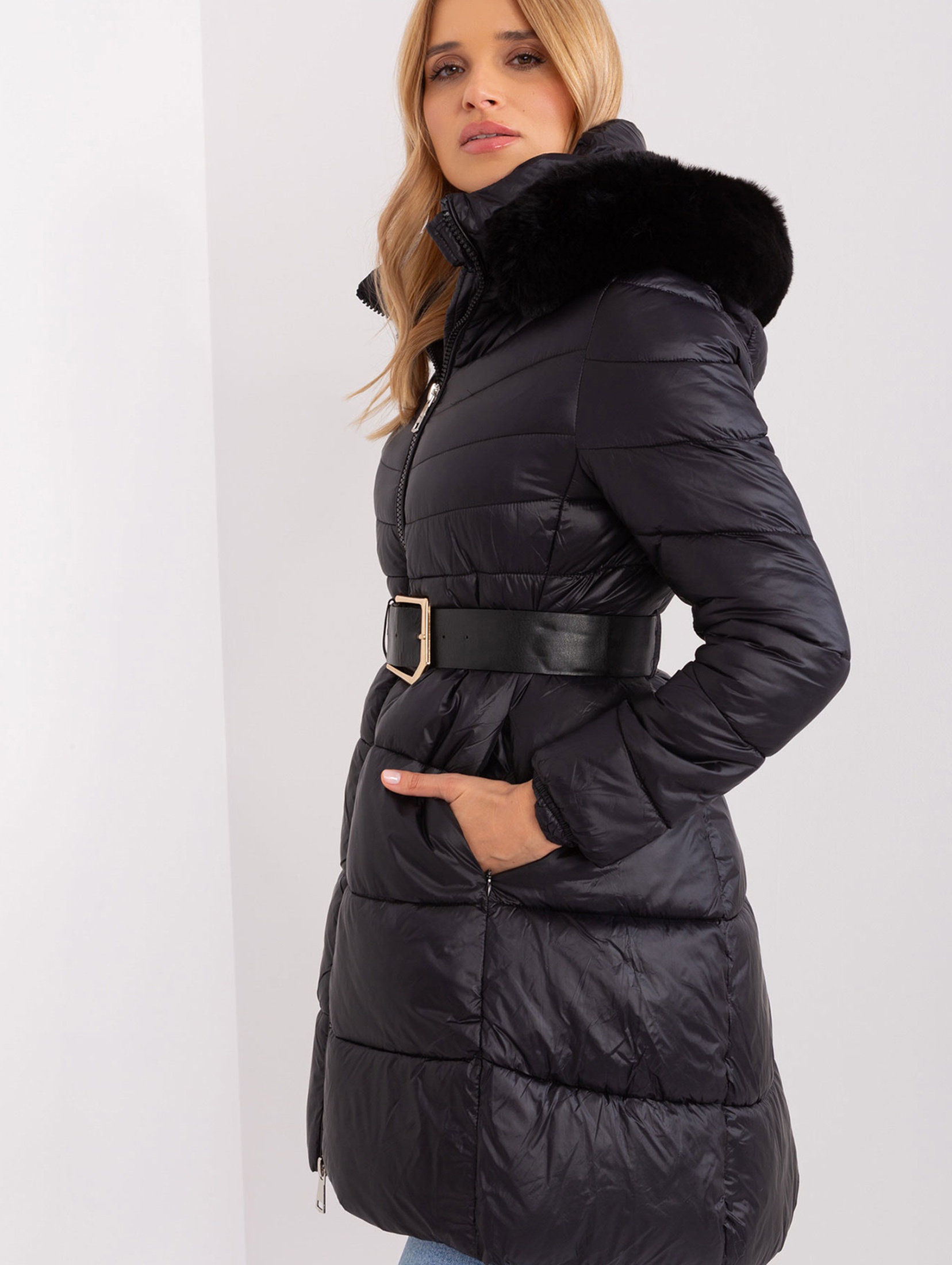 Pikowana kurtka zimowa z paskiem czarny