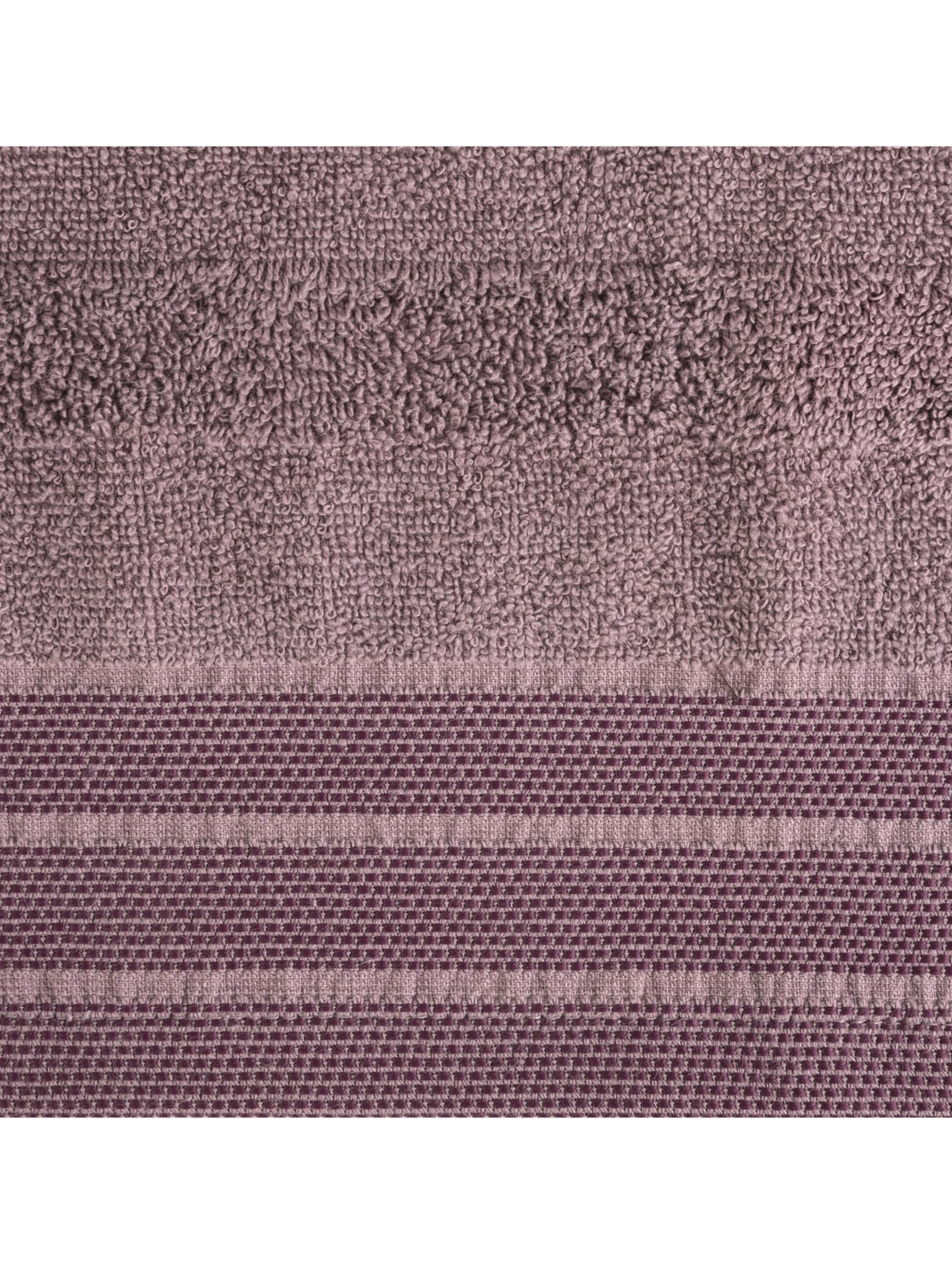 Liliowy ręcznik zdobiony pasami 70x140 cm
