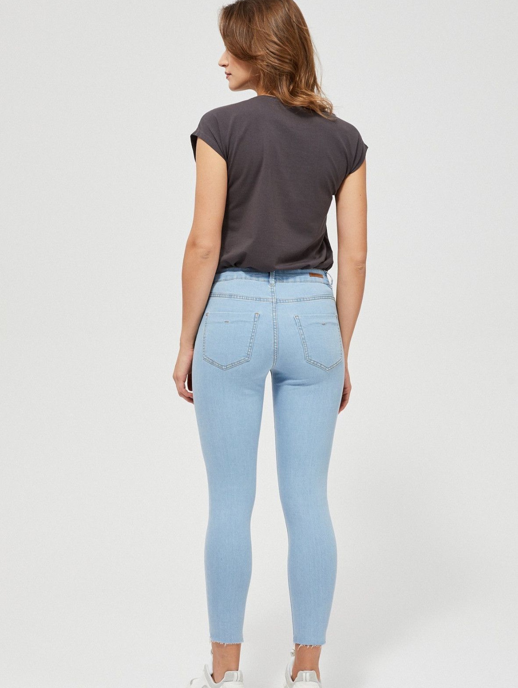 Jasnoniebieskie jeansy typu skinny