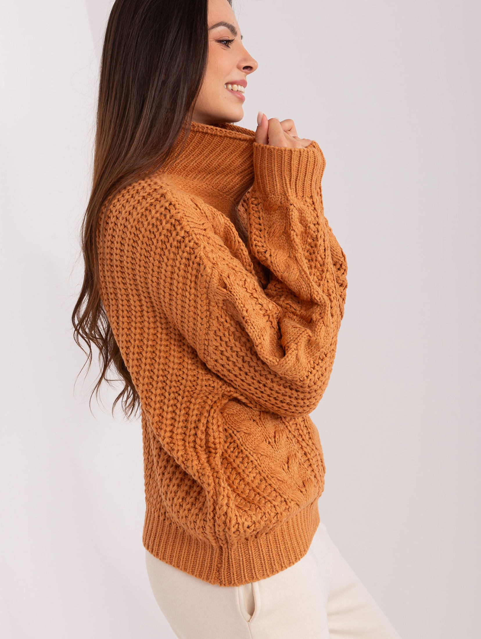 Jasnobrązowy damski sweter oversize z warkoczami