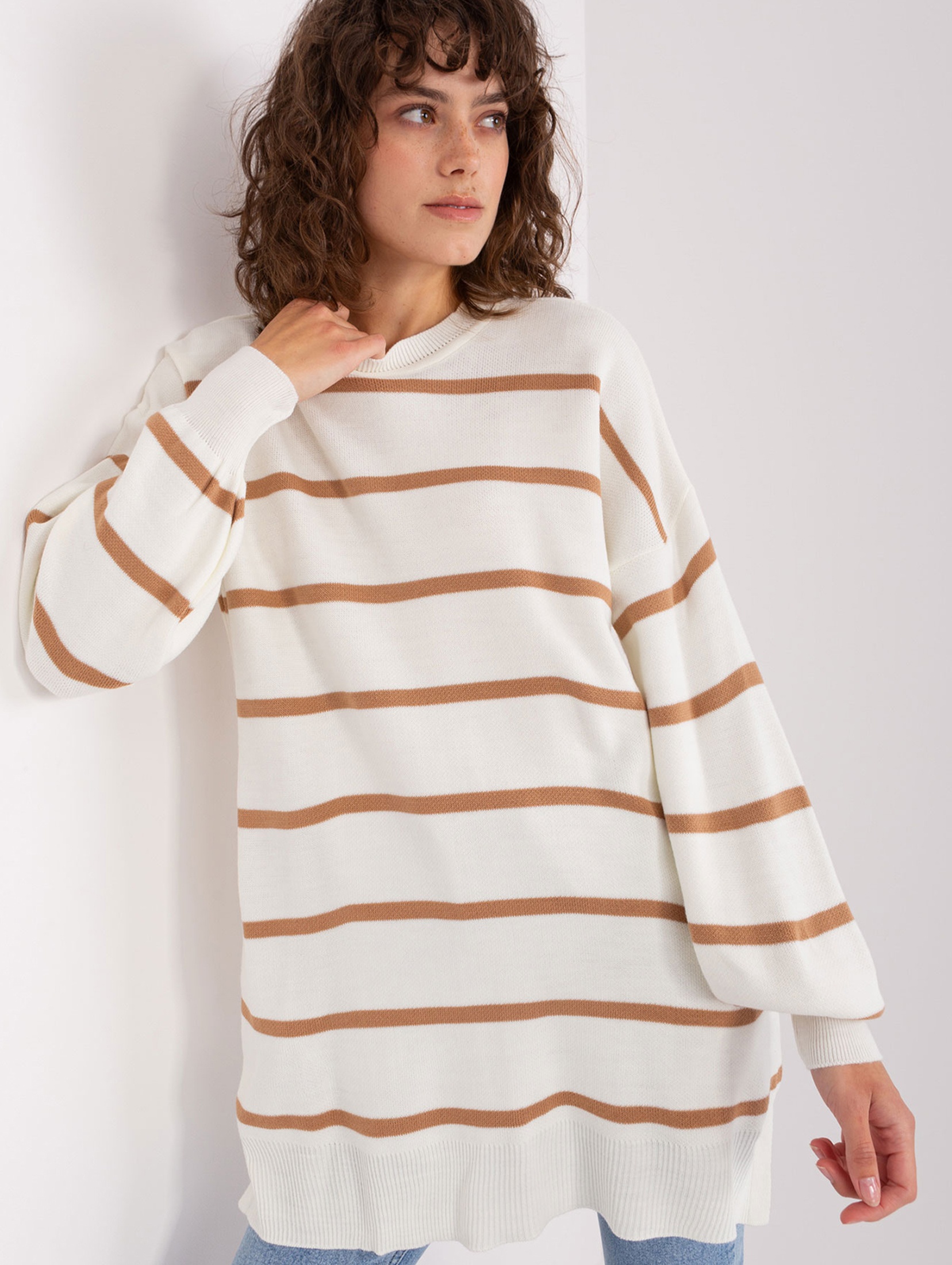Ecru-brązowy damski sweter oversize