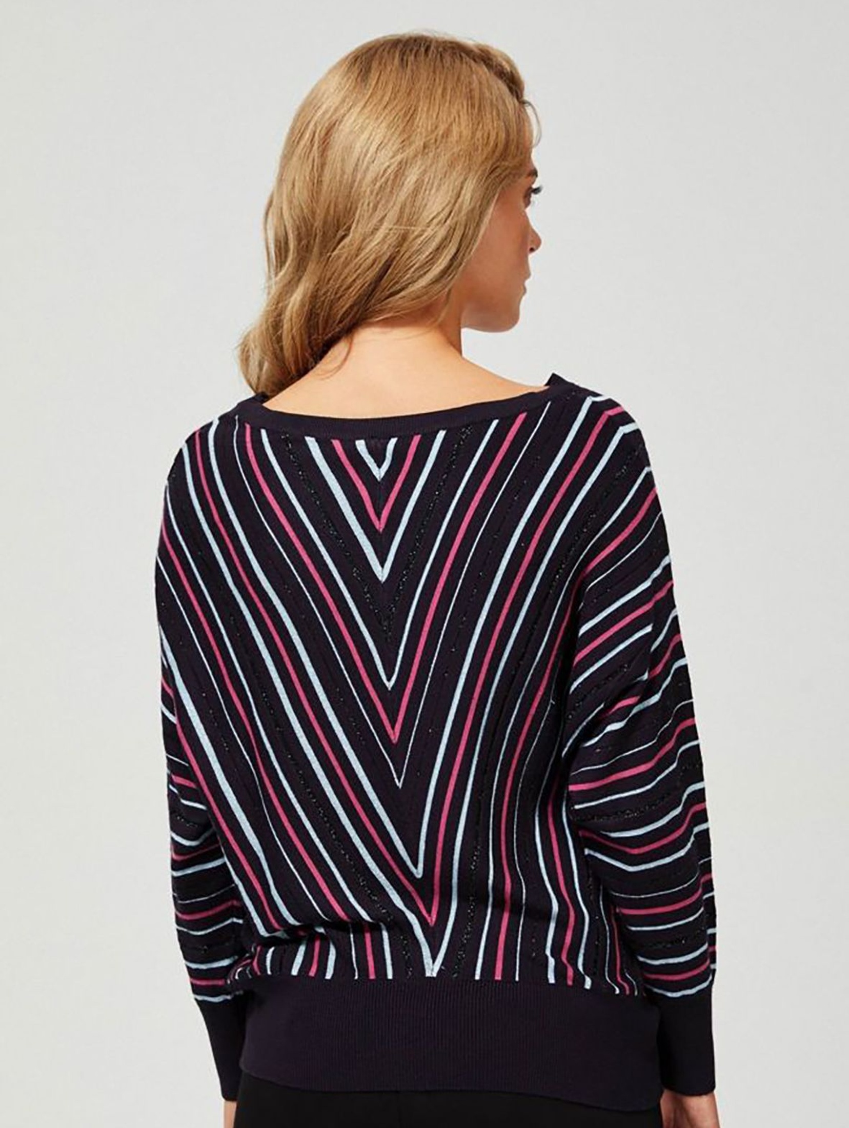 Luźny sweter w kolorowe paski ze ściągaczem w pasie