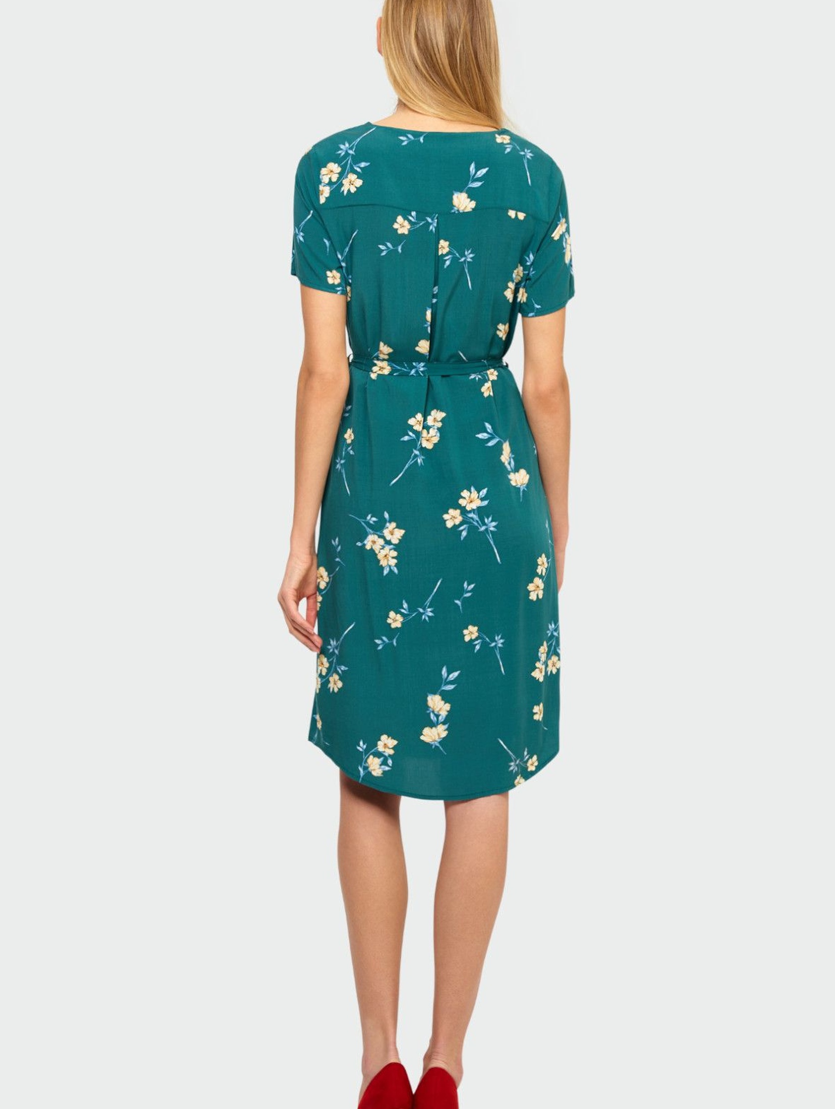Zielona wiskozowa sukienka z kwiatowym nadrukiem - podkreślona talia