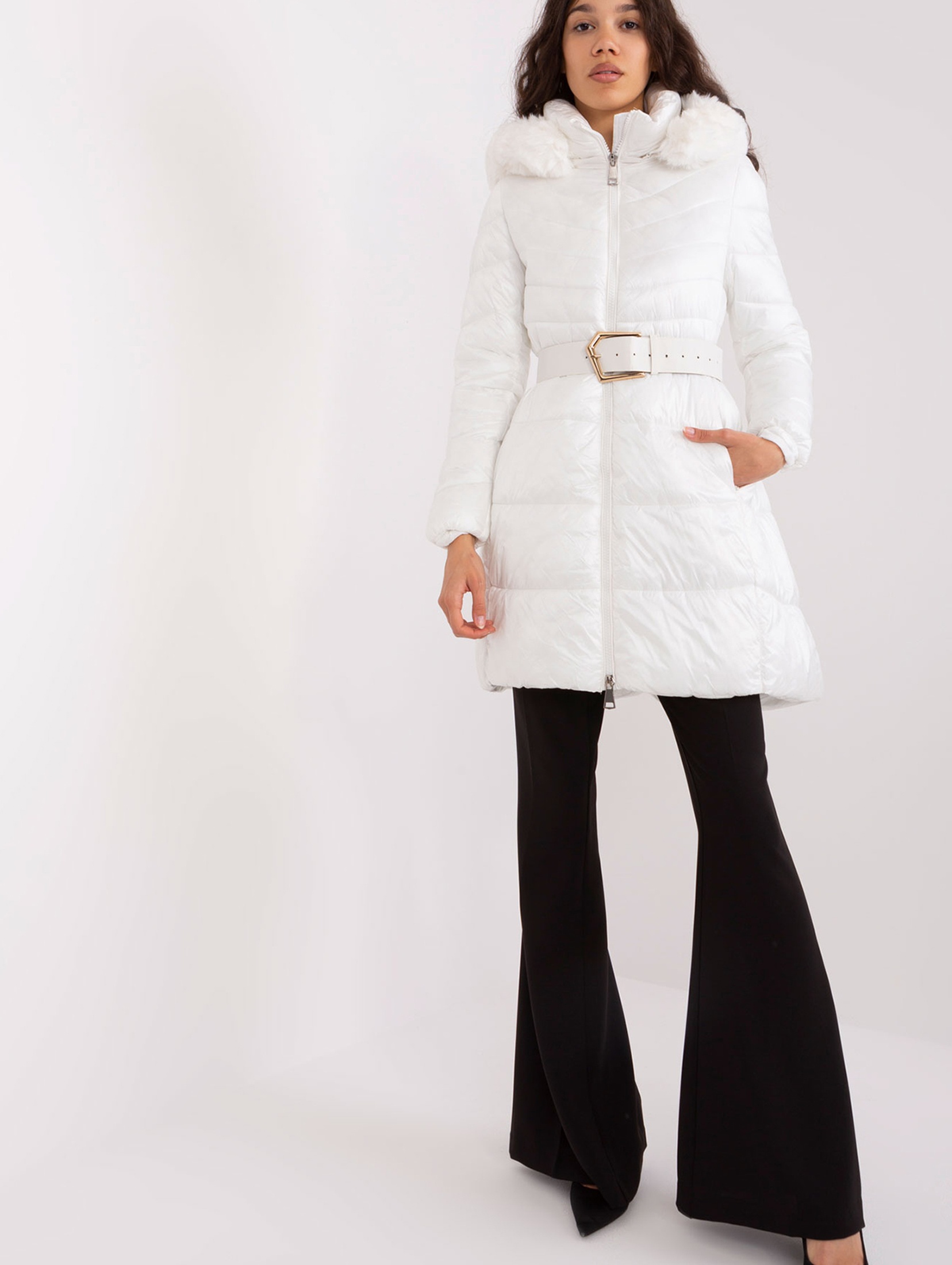 Biała puchowa kurtka zimowa z futerkiem