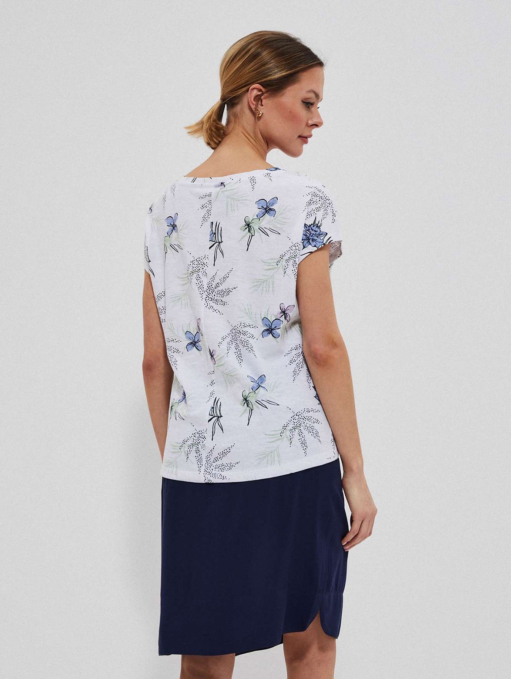 Bawełniany t-shirt damski z motywem roślinnym biały