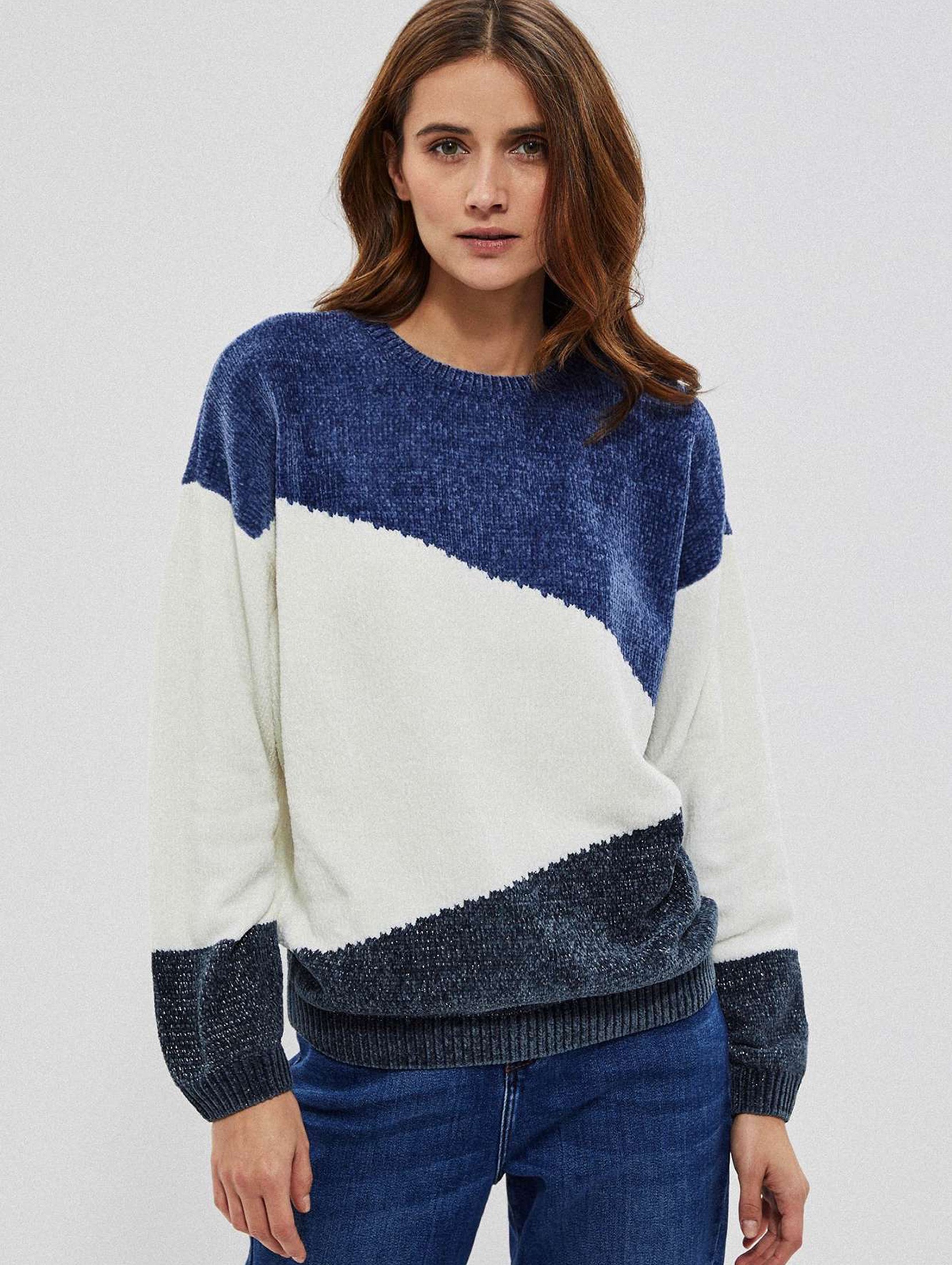 Luźny sweter z metaliczna nitką