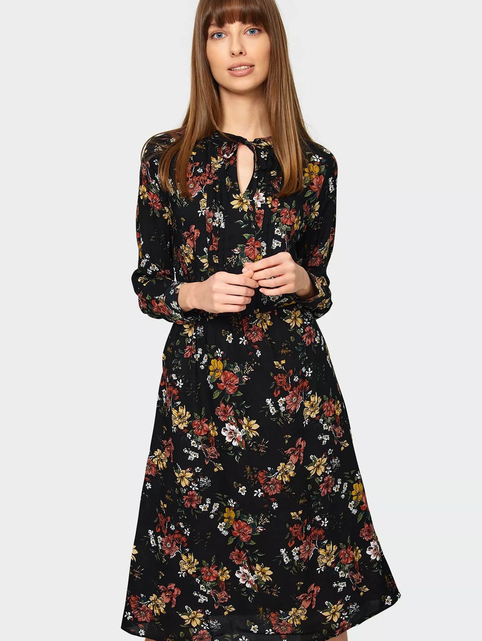 Sukienka z wiskozy w kolorowe kwiatki - czarna