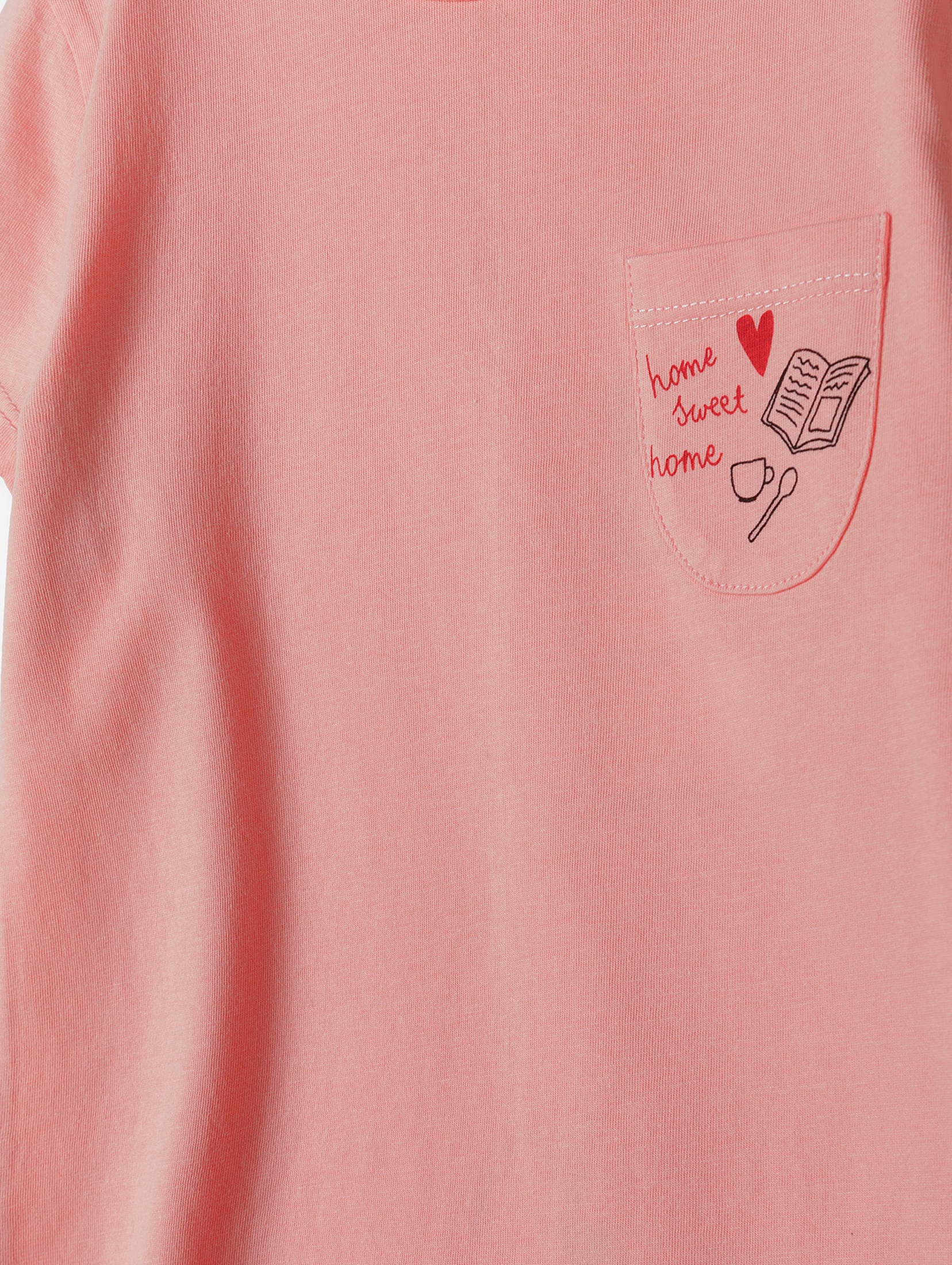 Dzianinowa różowa bluzka z krótkim rękawem i ozdobną kieszonką