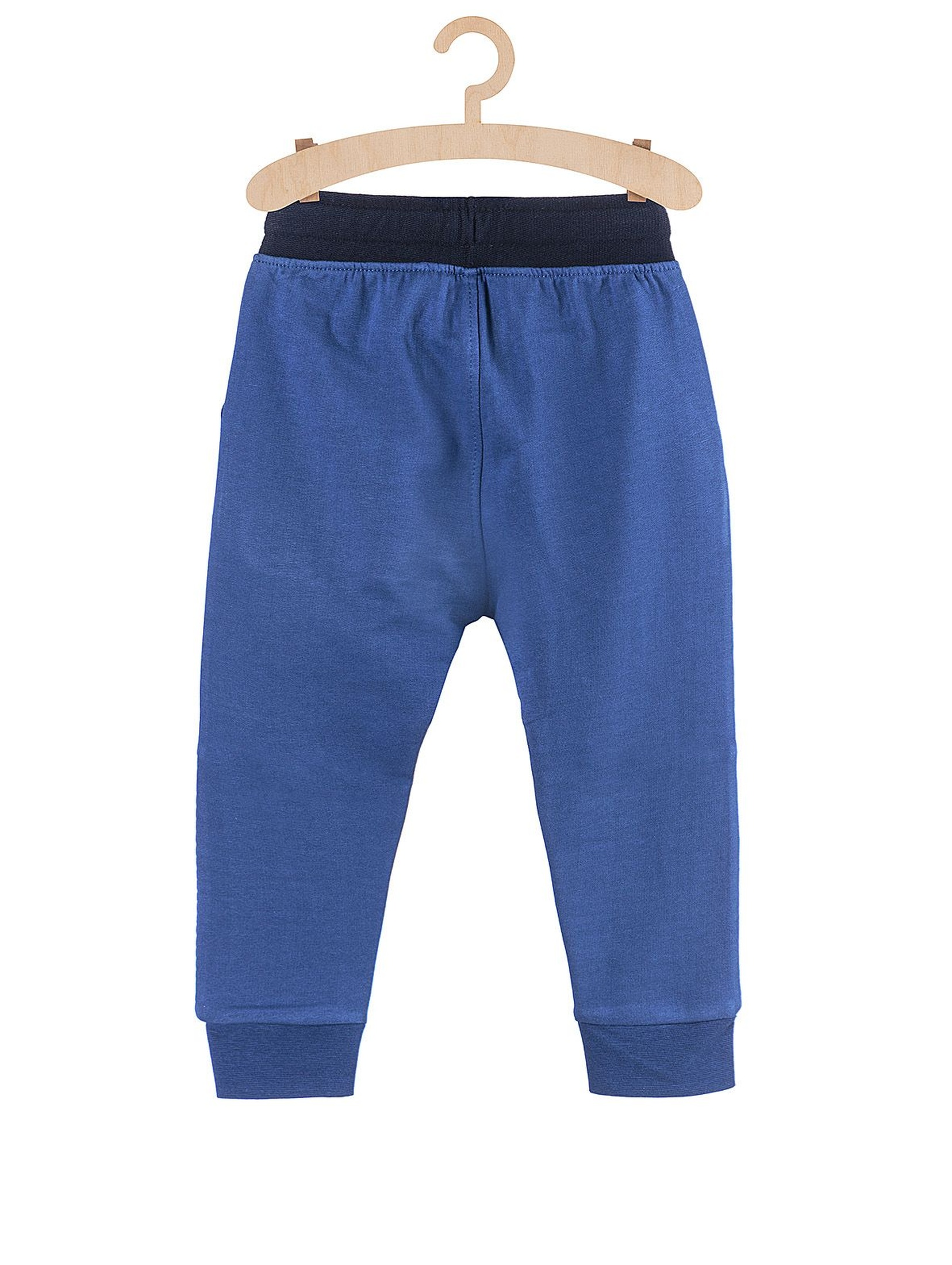 Dresowe spodnie dla chłopca- niebieskie z naszywkami