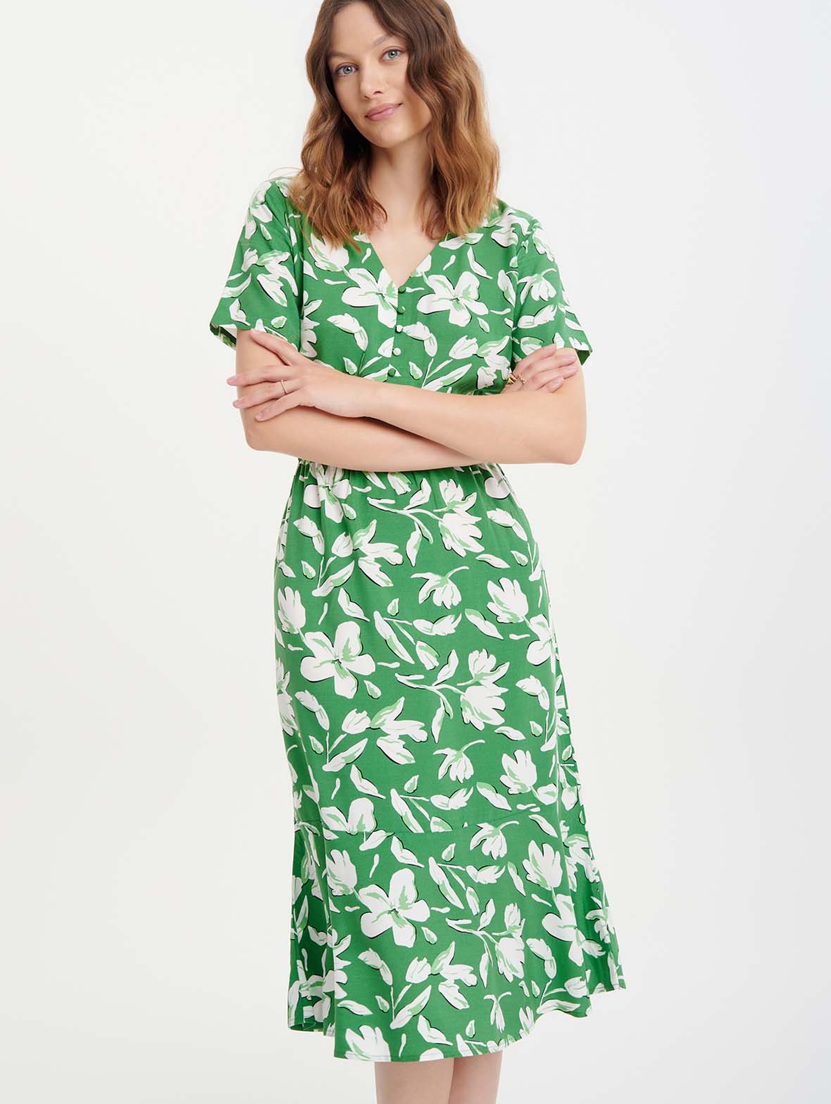 Zielona damska sukienka midi z krótkim rękawem w kwiaty