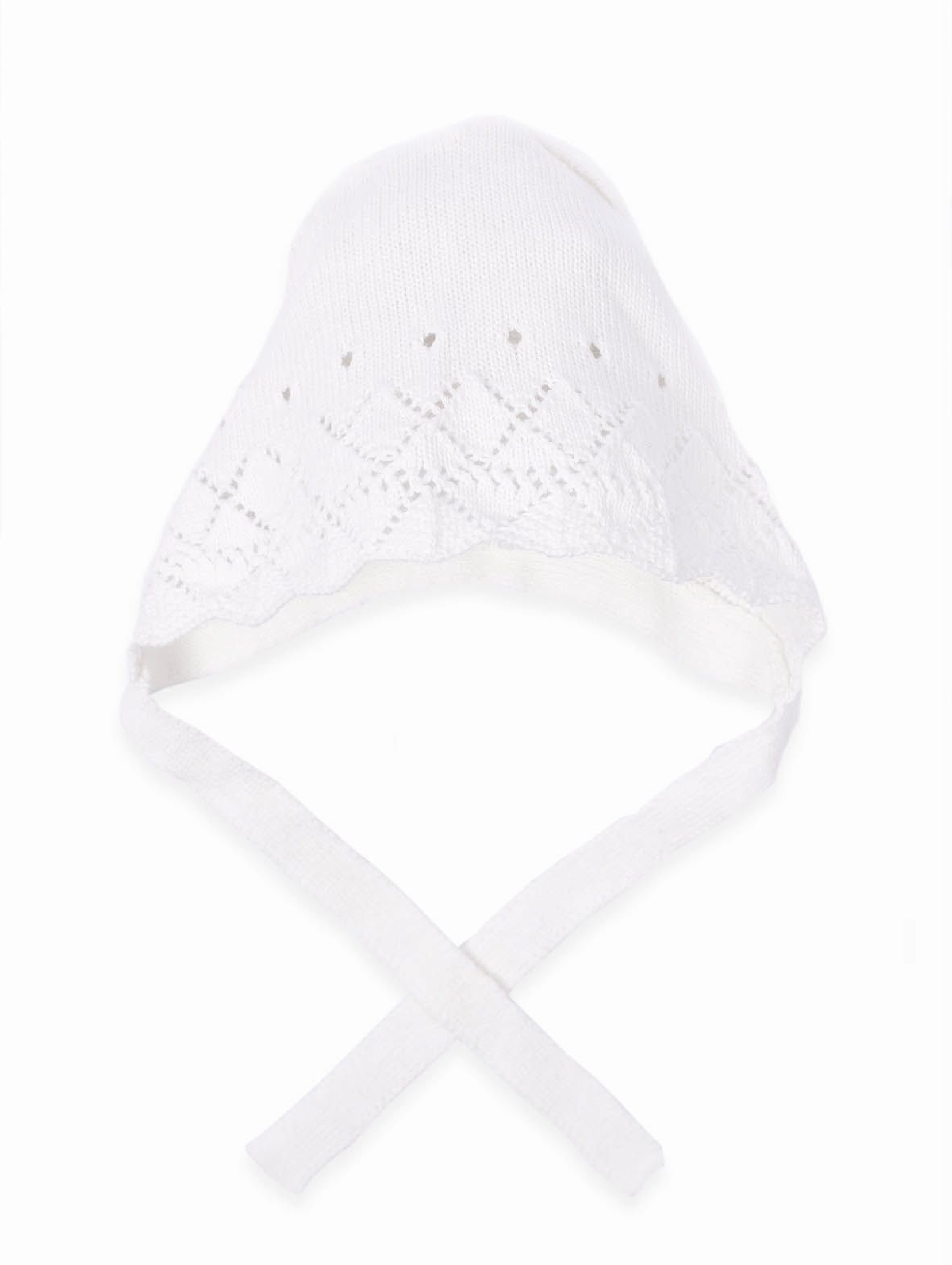 Biała czapeczka niemowlęca z ażurowym wzorem
