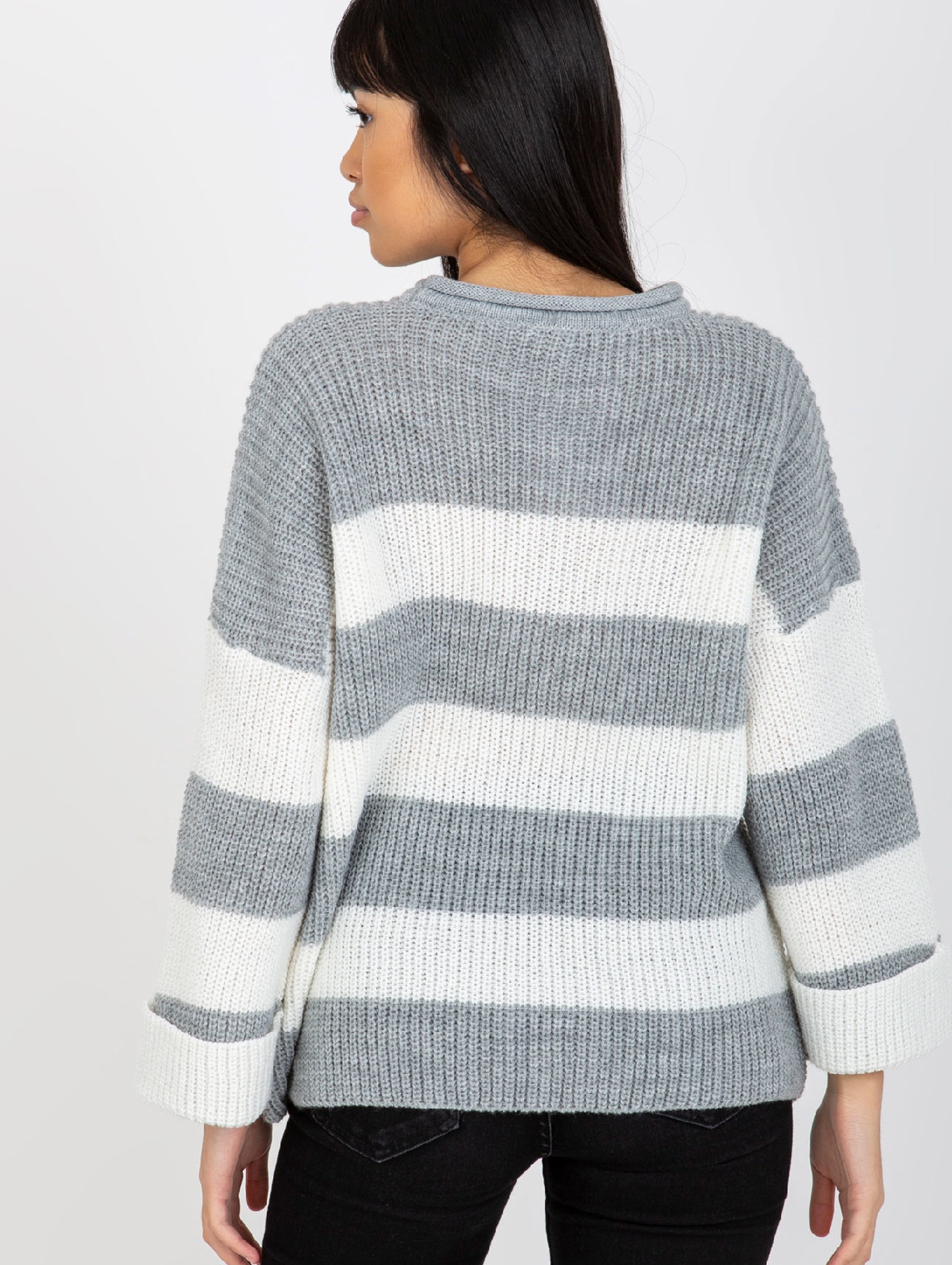Szaro-ecru damski sweter oversize z szerokim rękawem