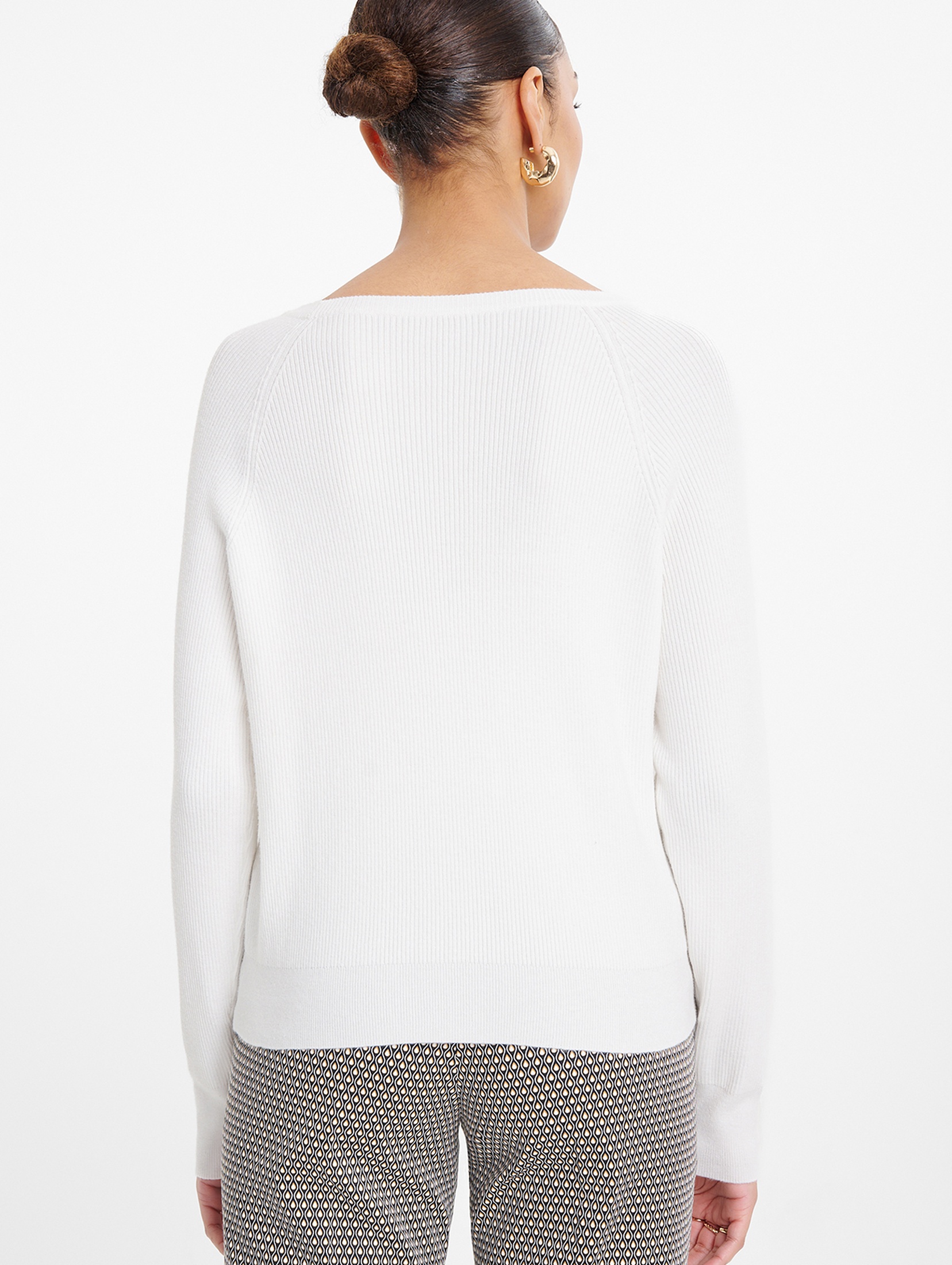Sweter damski raglan z ozdobnymi guzikami przy rękawach biały