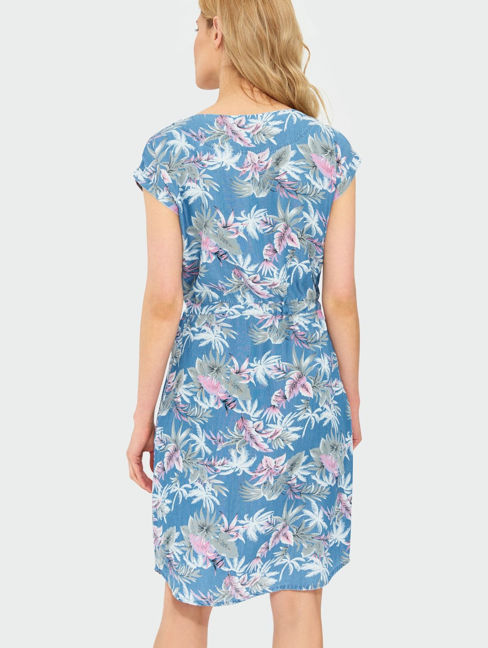 Niebieska sukienka o luźnym kroju z roślinnym nadrukiem z lyocellu