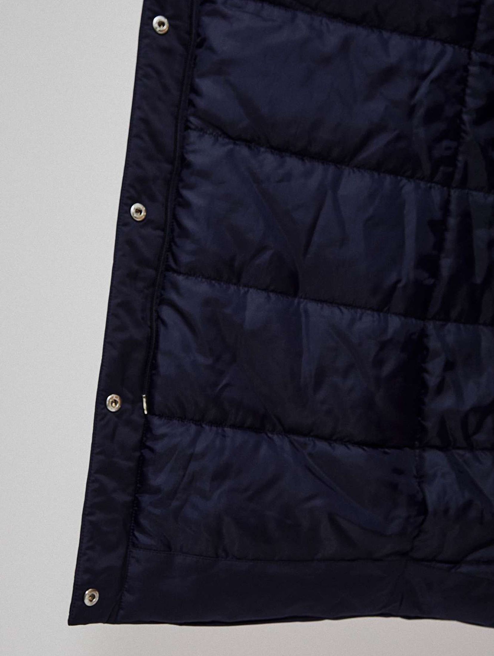 Granatowa pikowana kurtka damska na zimę z kapturem