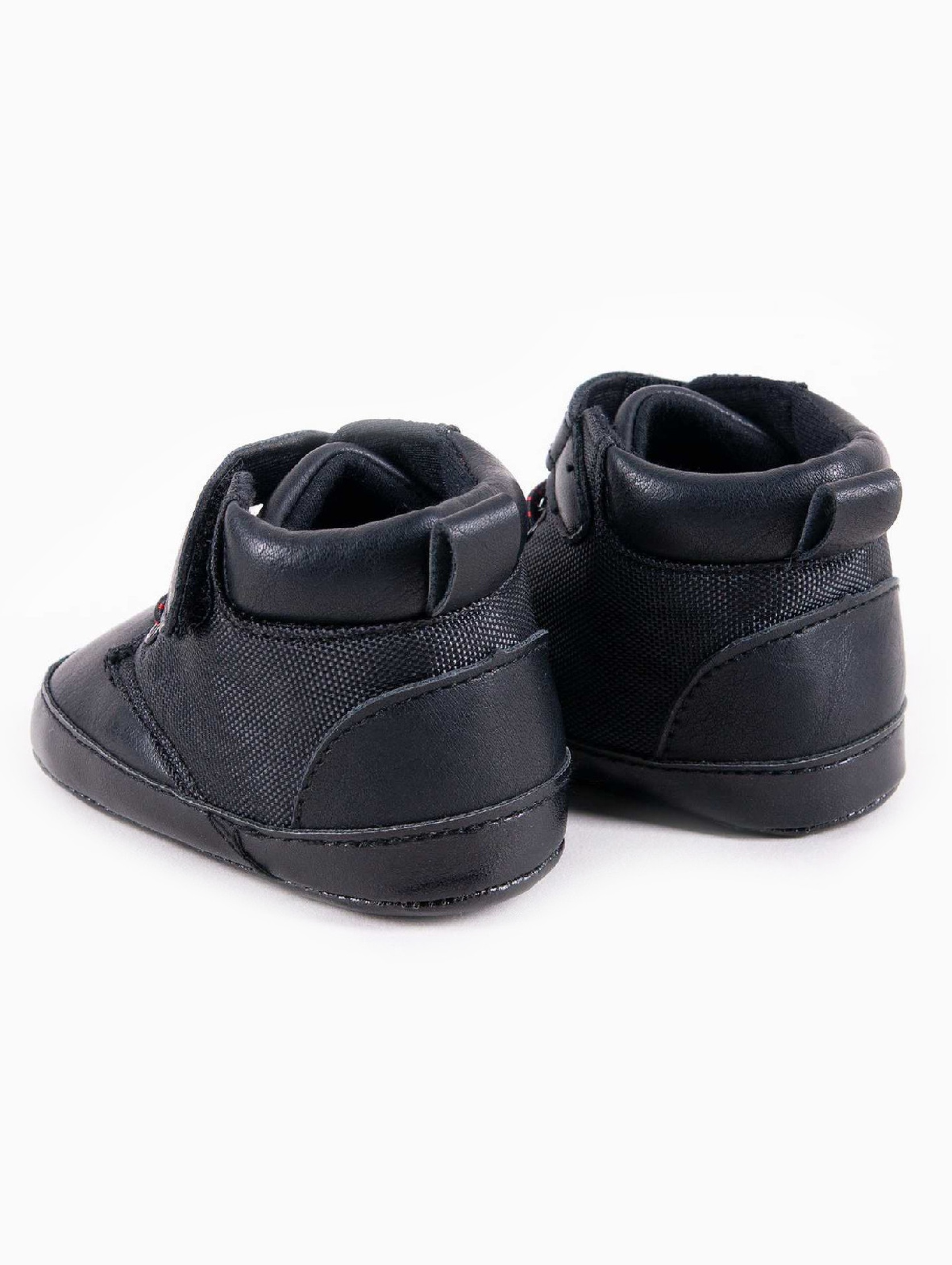 Czarne buciki przejściowe dla niemowlaka