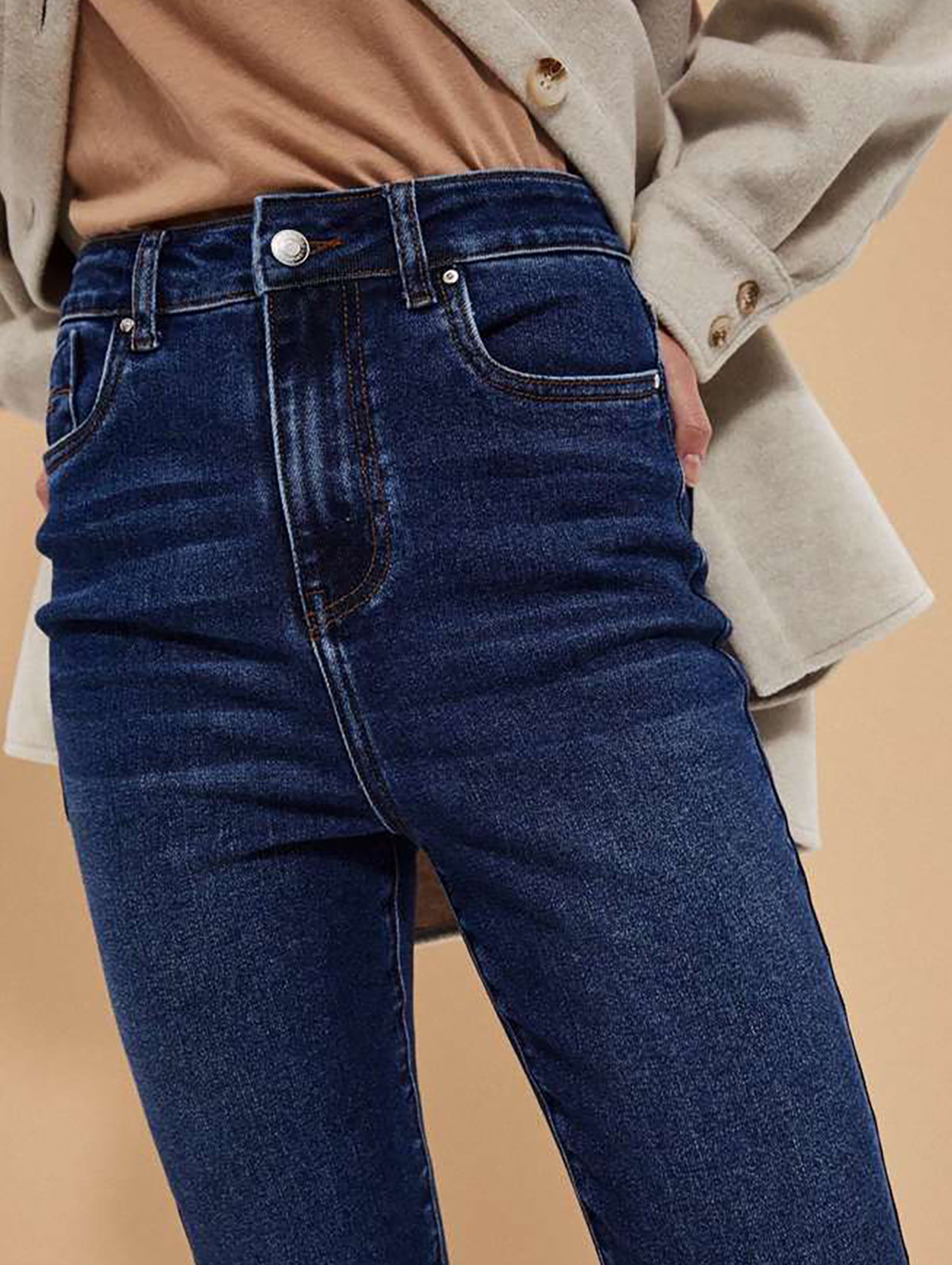 Granatowe spodnie jeansowe z bardzo wysokim stanem
