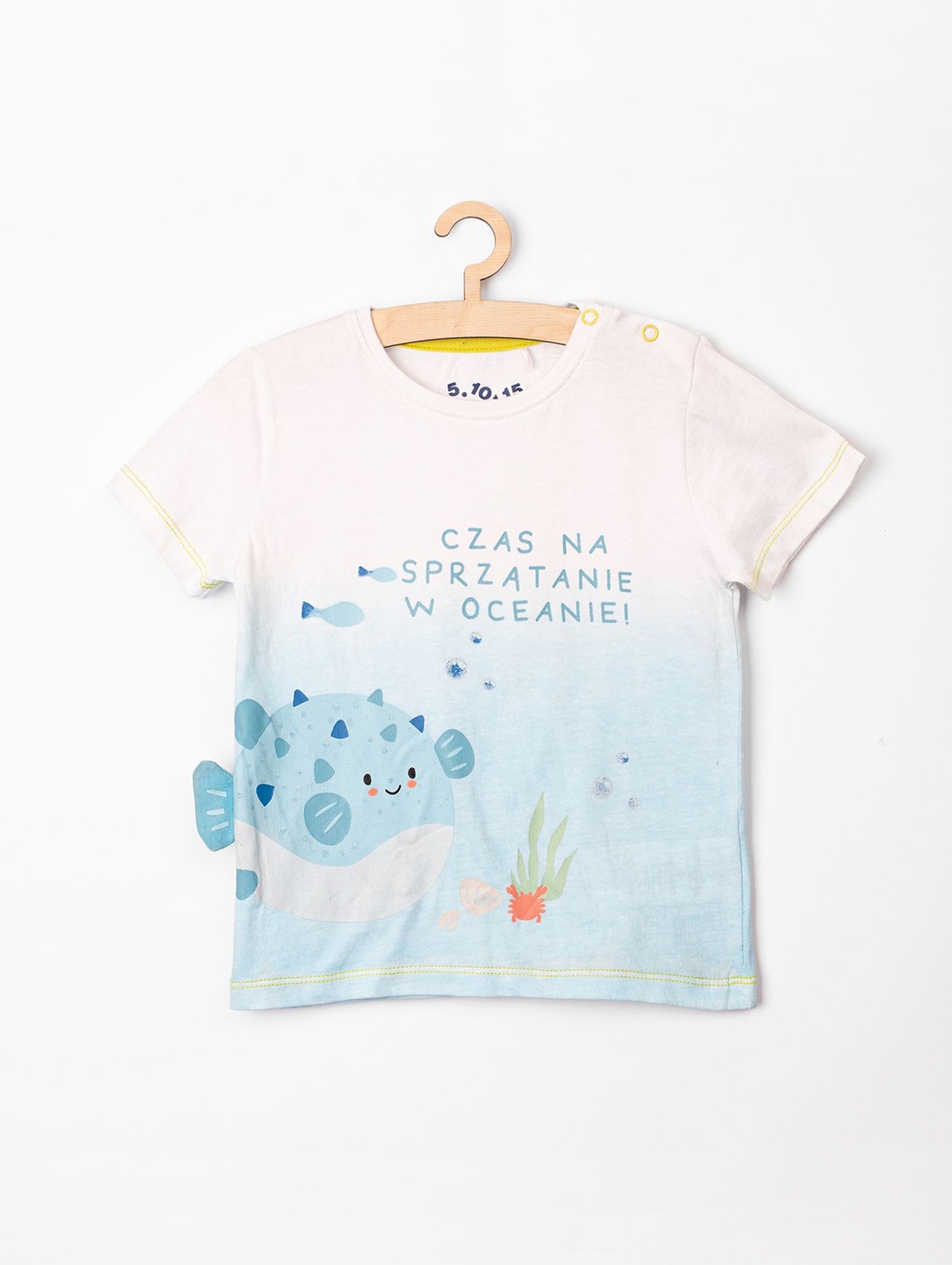 T-shirt niemowlęcy biały z rybkami i hasłem "Czas na sprzątanie w oceanie!"