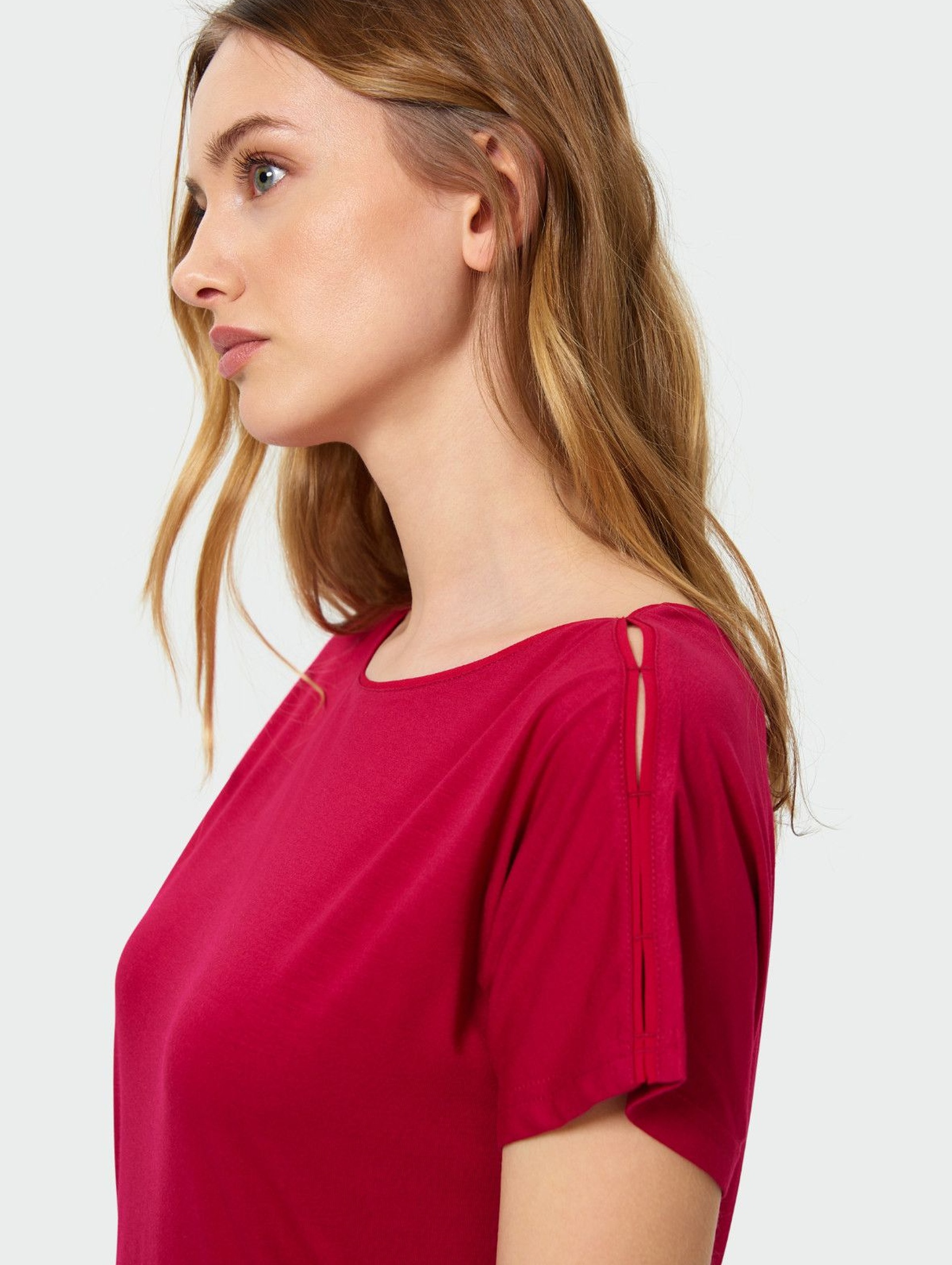Klasyczny czerwony top z satynową lamówką przy dekolcie- ubrania dla kobiet