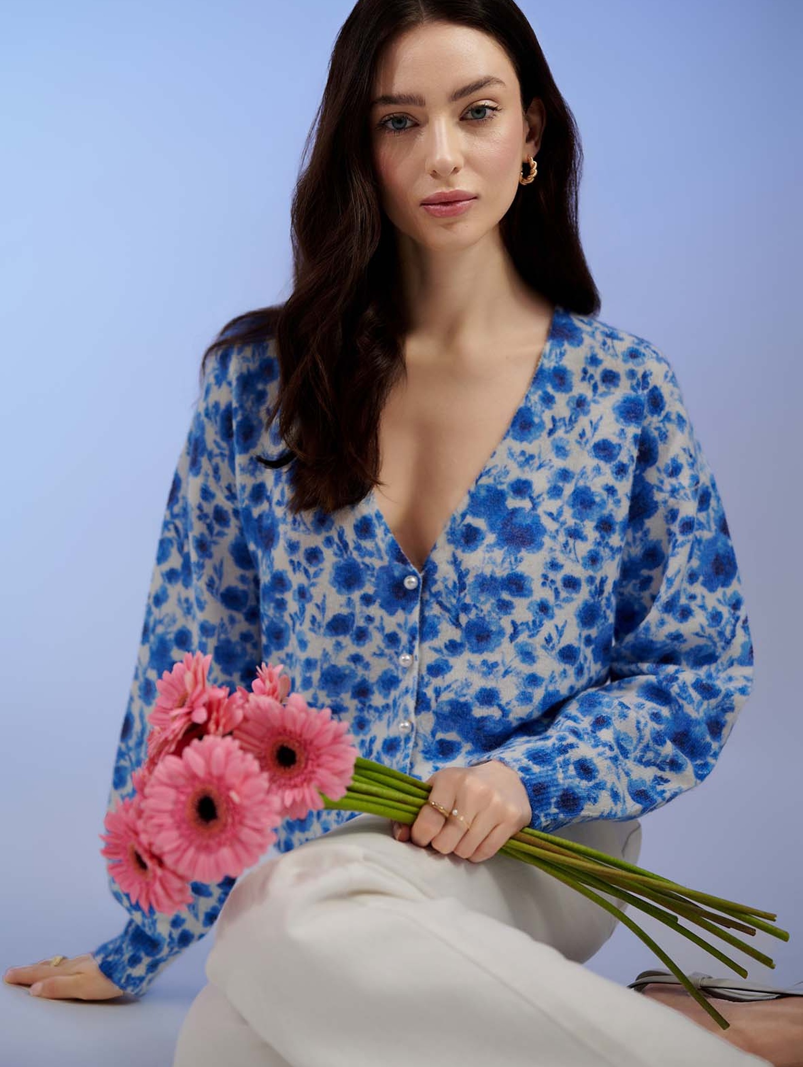 Niebieski rozpinany sweter w kwiatki z dekoltem w serek