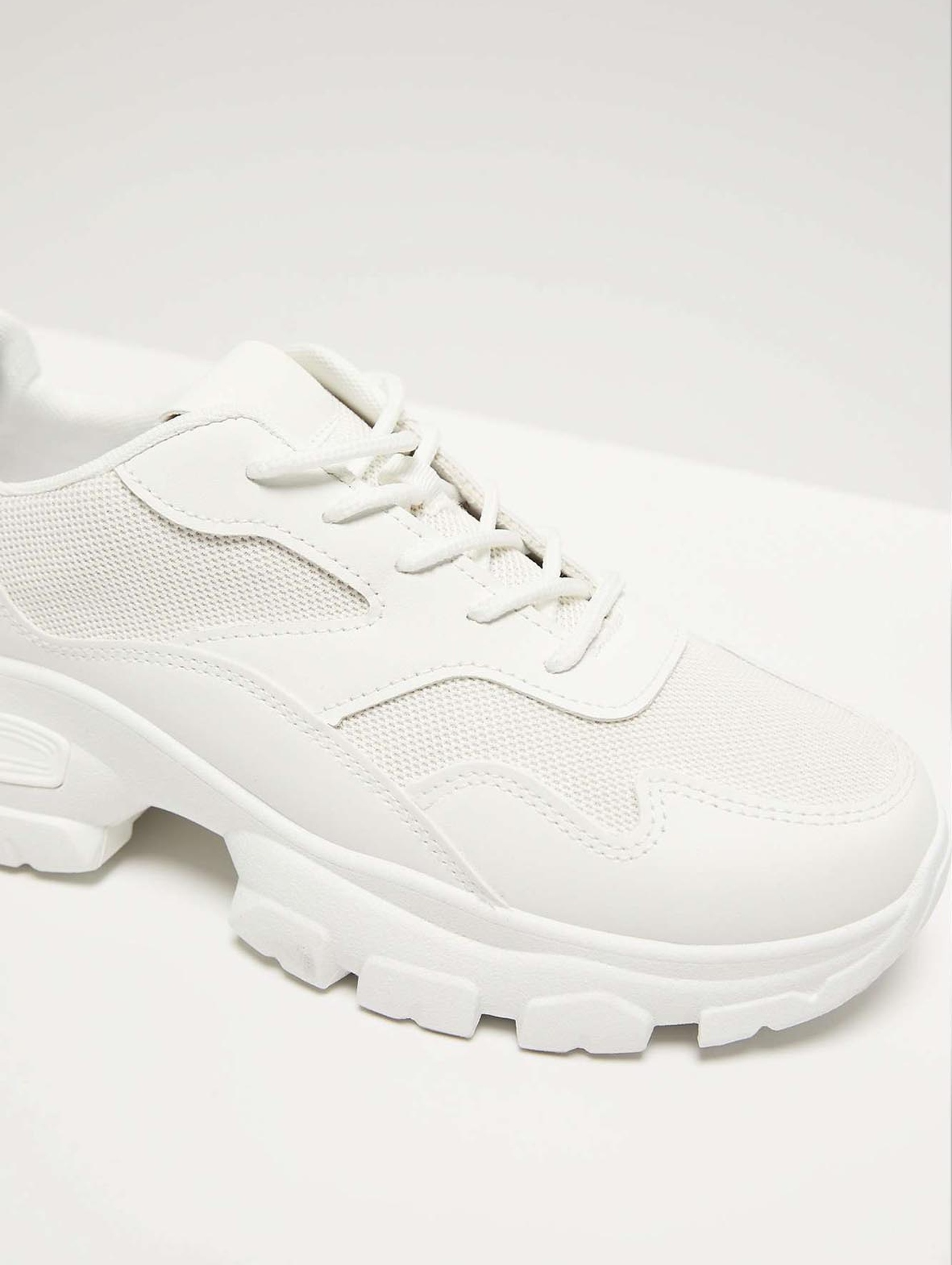Białe buty sportowe na grubej podeszwie