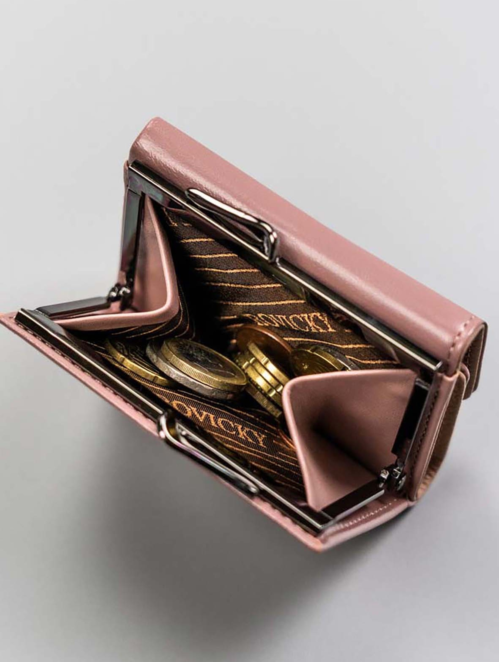Klasyczny, mały portfel damski różowy na bigiel i zatrzask - Rovicky