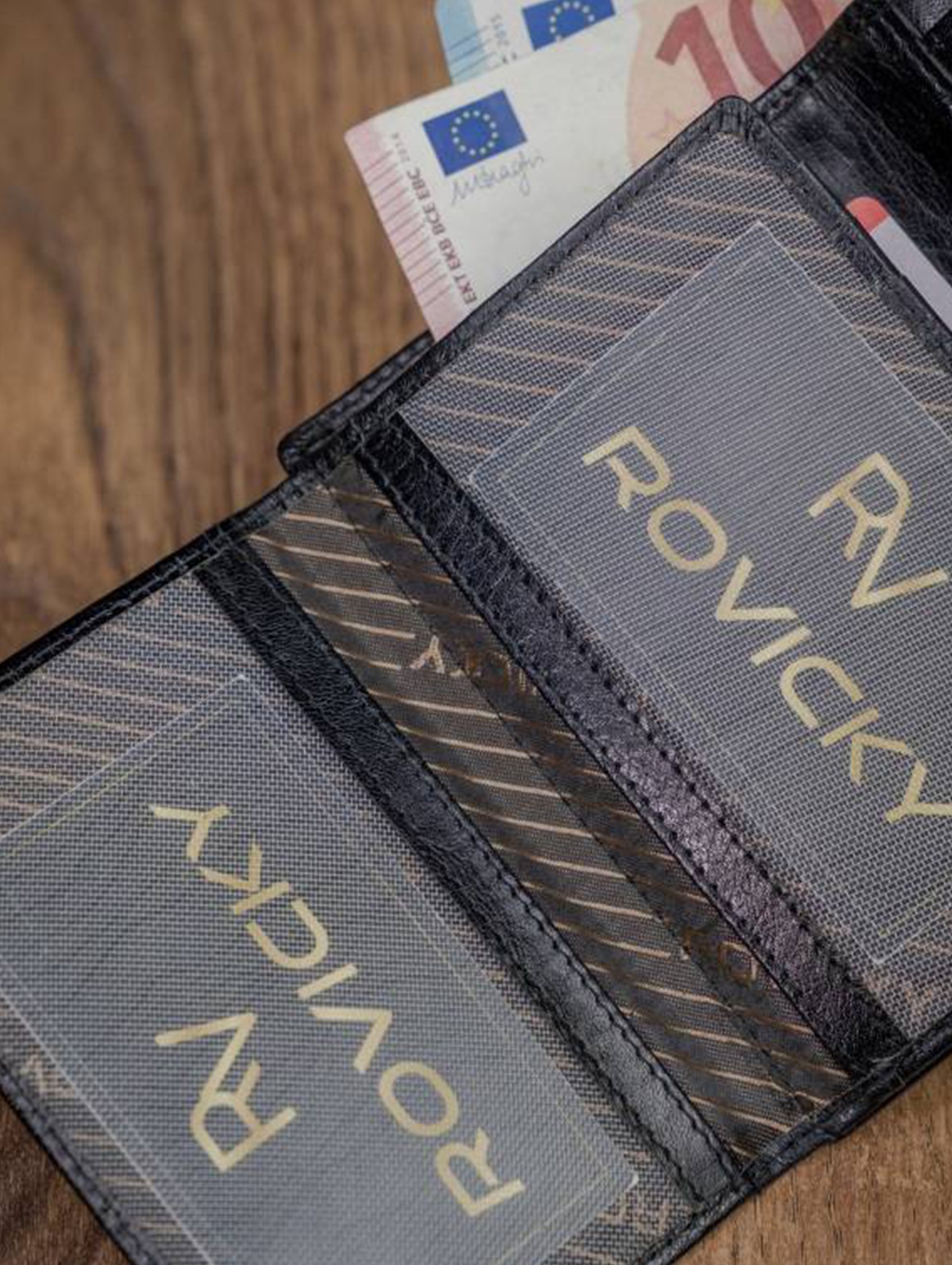 Skórzany portfel na karty z eleganckimi przeszyciami — Rovicky