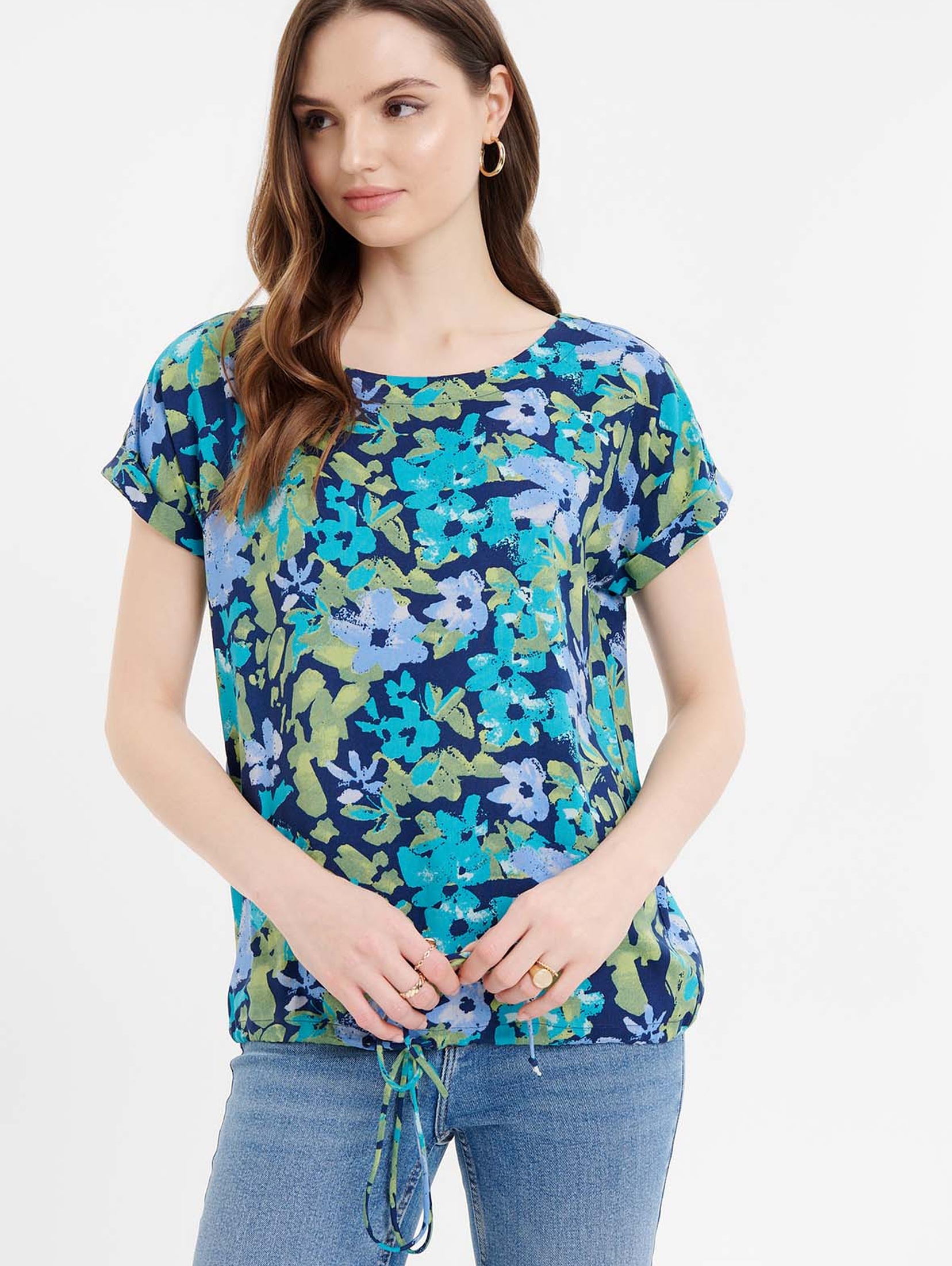 Damska koszulka w kolorowe kwiaty z wiskozy