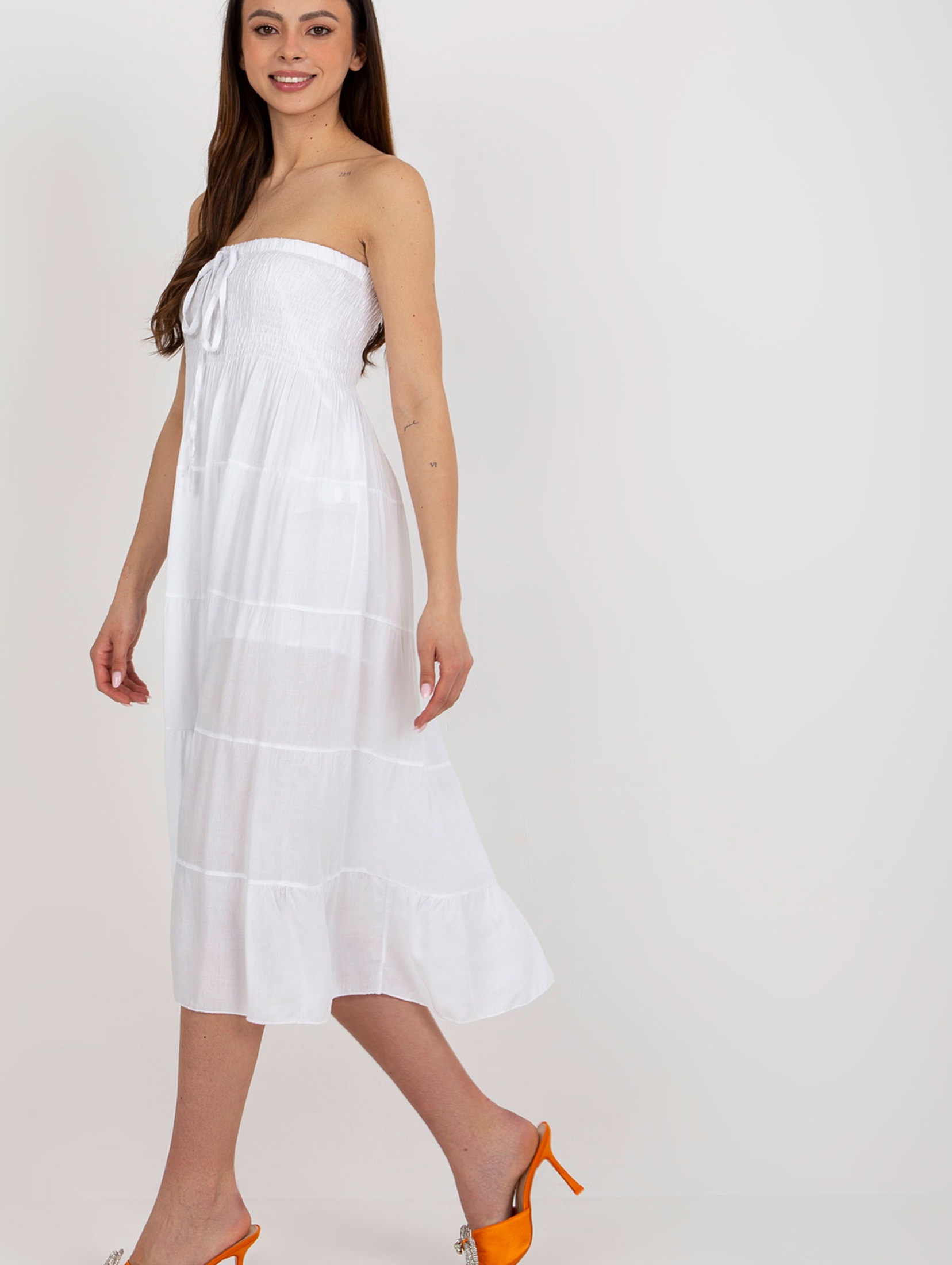 Biała letnia sukienka z falbaną bez ramiączek