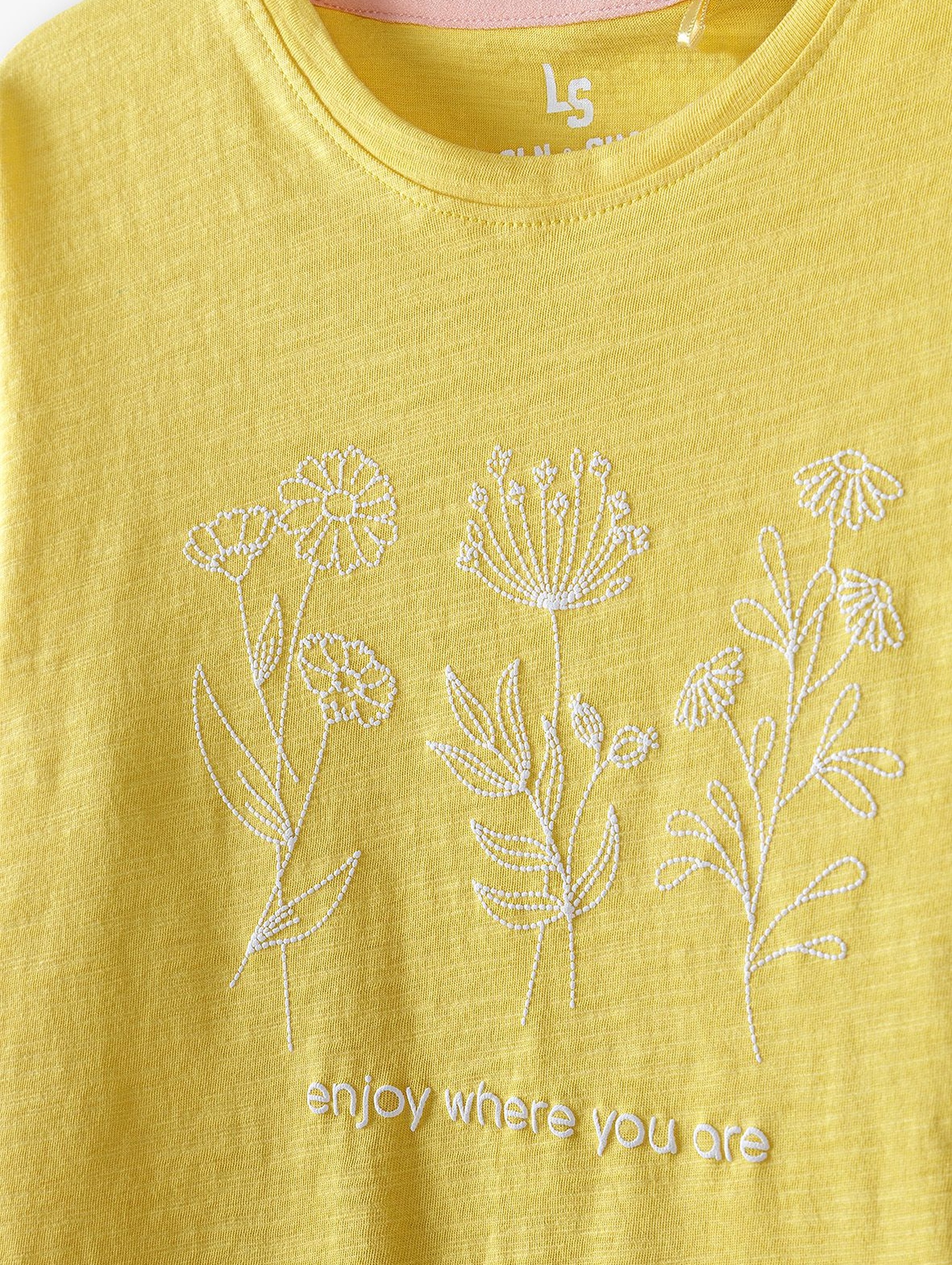 Bawełniany żółty t-shirt dziewczęcy z wyhaftowanymi kwiatkami