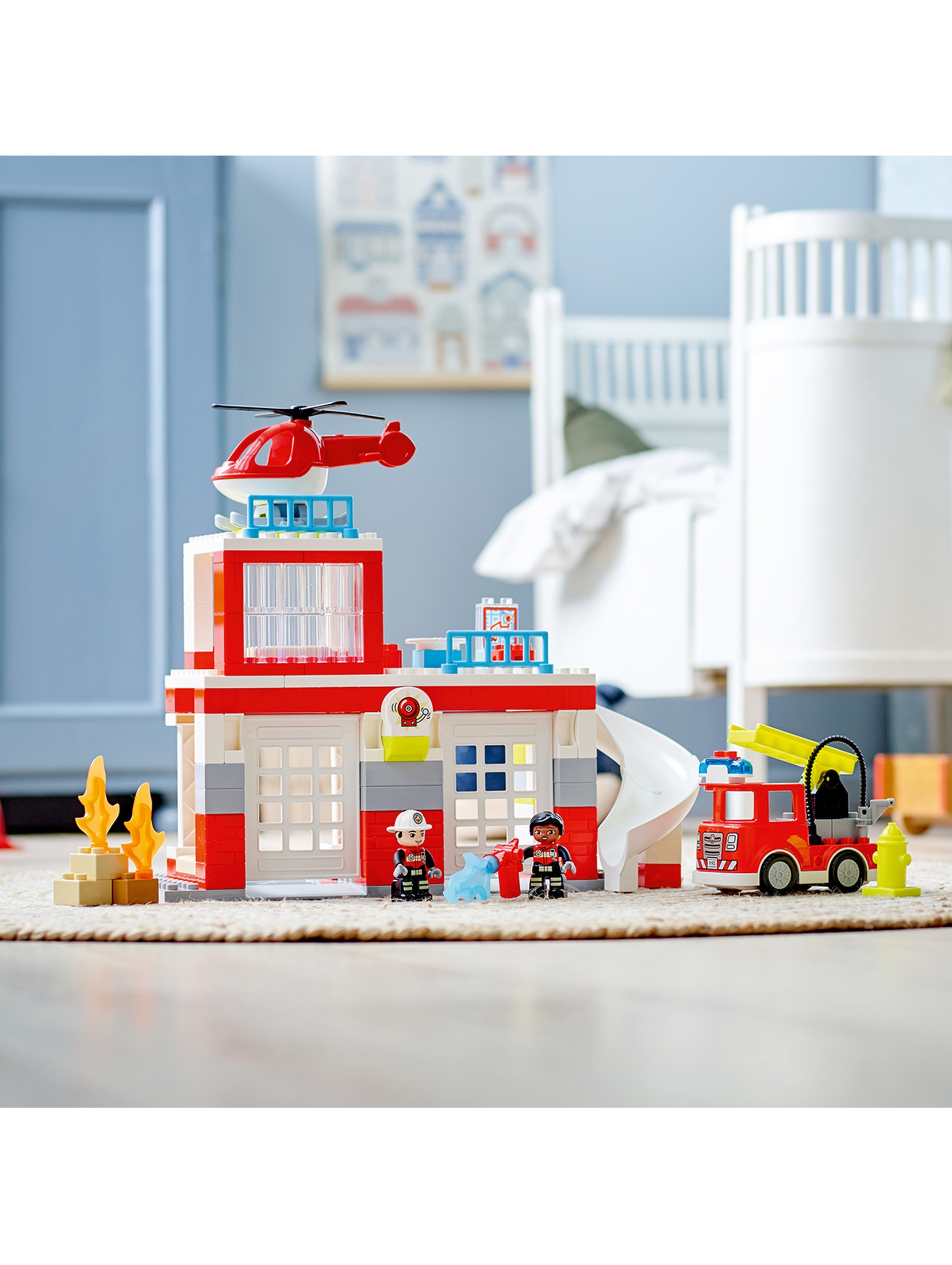 LEGO DUPLO - Remiza strażacka i helikopter 10970 - 117 elementów, wiek 2+