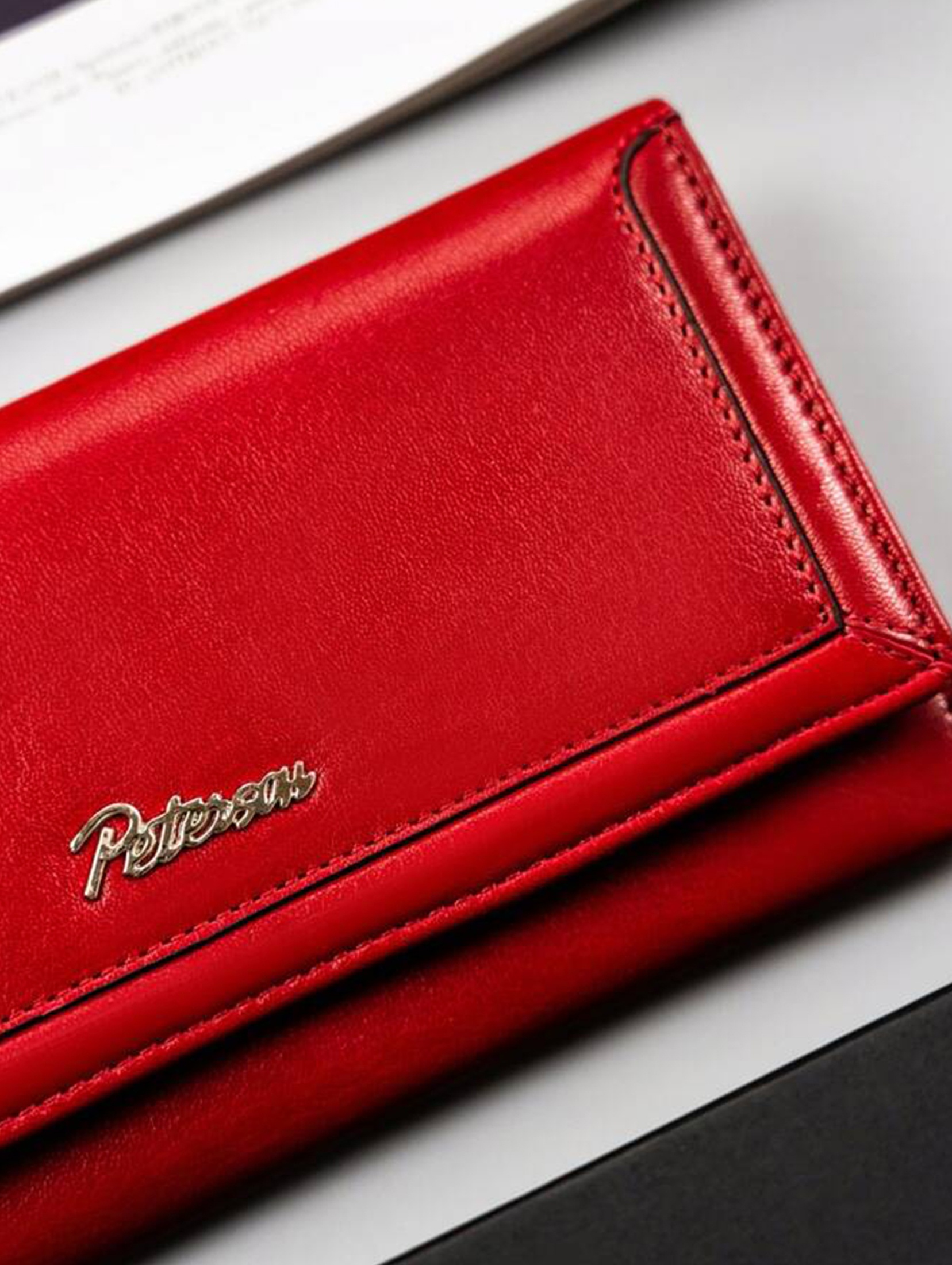 Czerwony duży, skórzany portfel damski na bigiel i zatrzask — Peterson