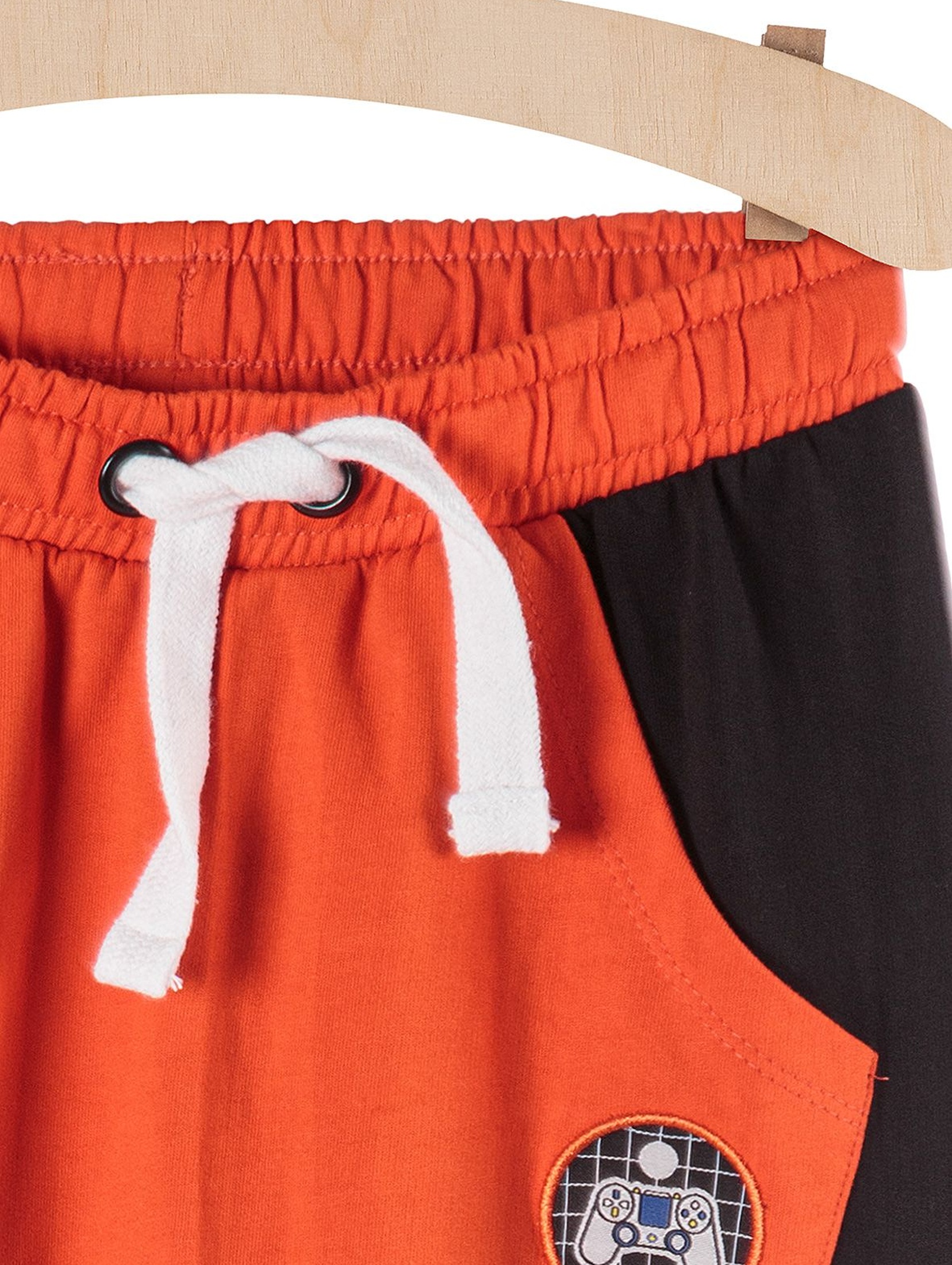 Spodnie chłopięce szare z pomarańczową kieszenią