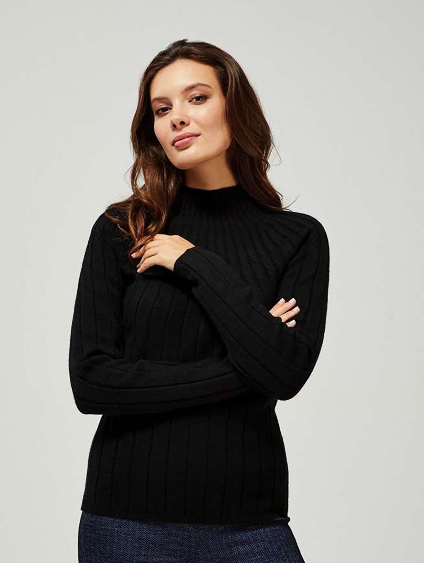 Luźny sweter damski - czarny półgolf
