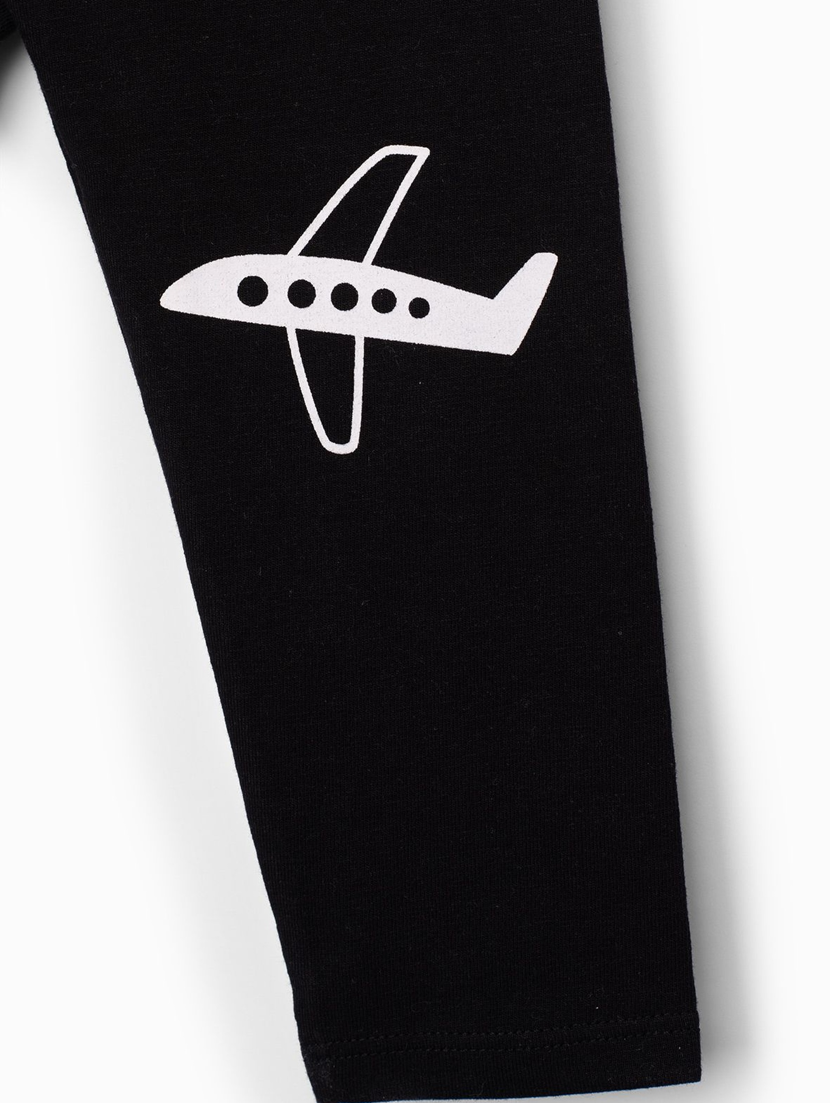 Czarne spodnie dresowe niemowlęce z samolotem