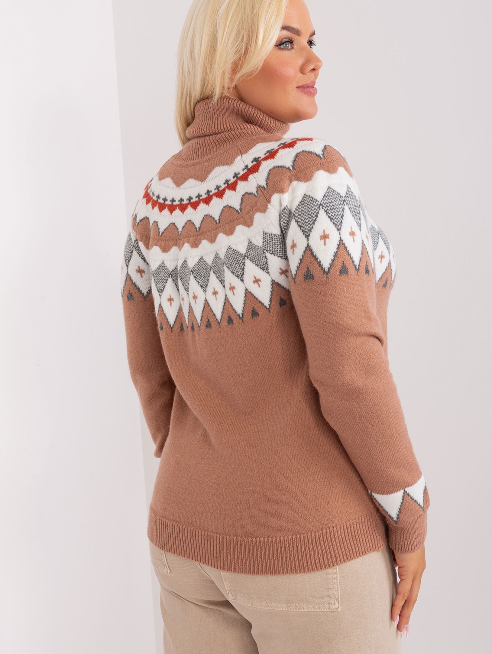 Ciemnobeżowy damski sweter plus size we wzory