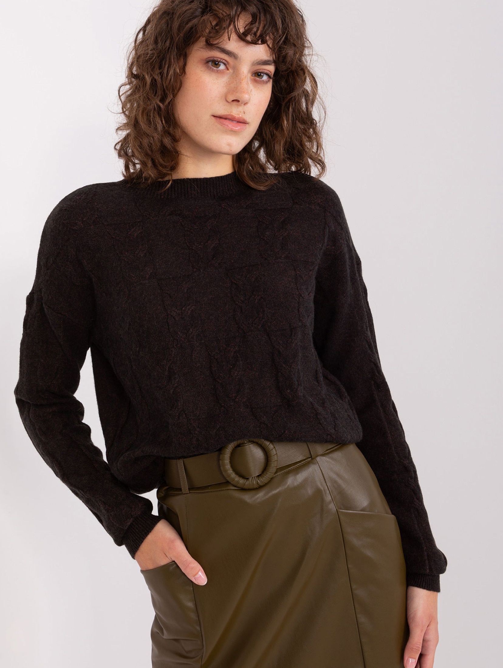 Czarny damski sweter w warkocze z długim rękawem