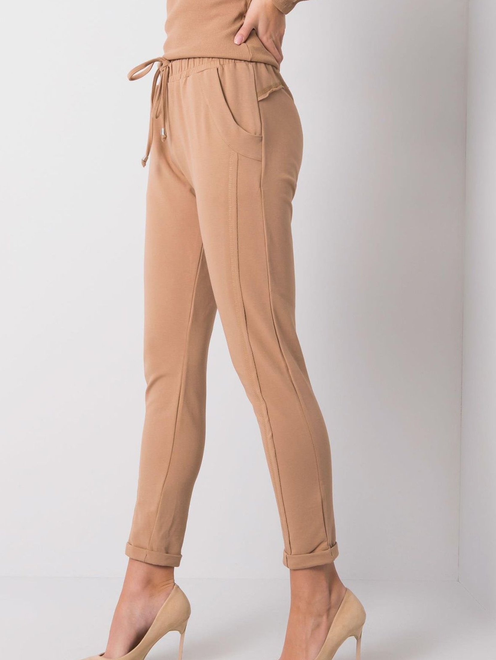 Spodnie dresowe damskie camelowe