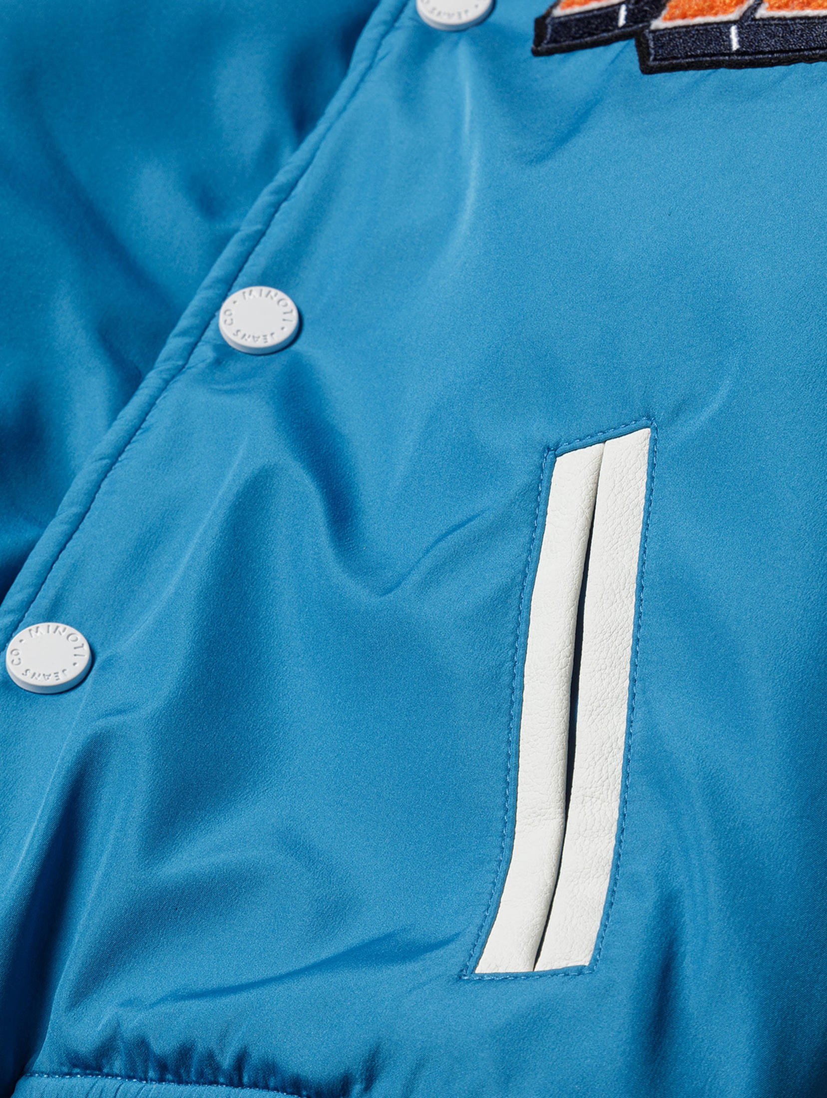 Niebieska kurtka przejściowa typu bejsbolówka dla chłopca