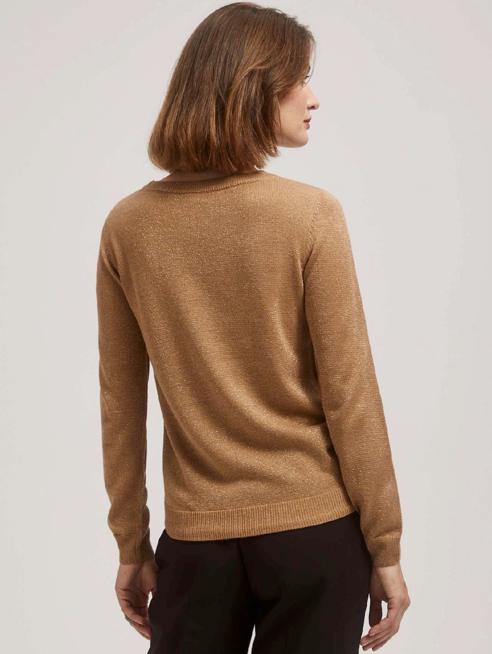 Beżowy damski sweter z wiązaniem i metaliczną nitką