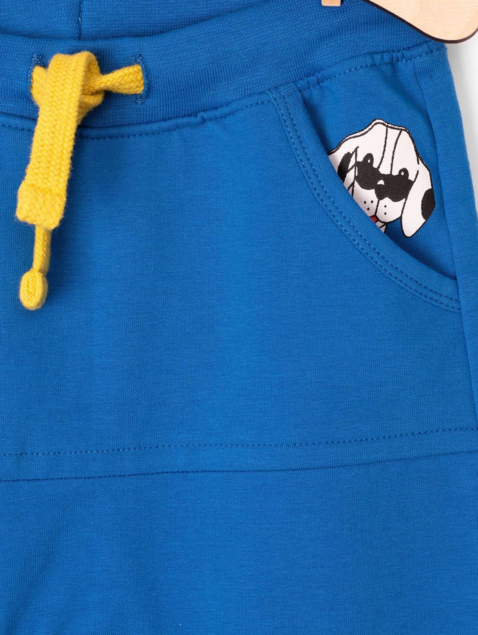 Dresowe spodnie dla niemowlaka- kieszenie z nadrukami