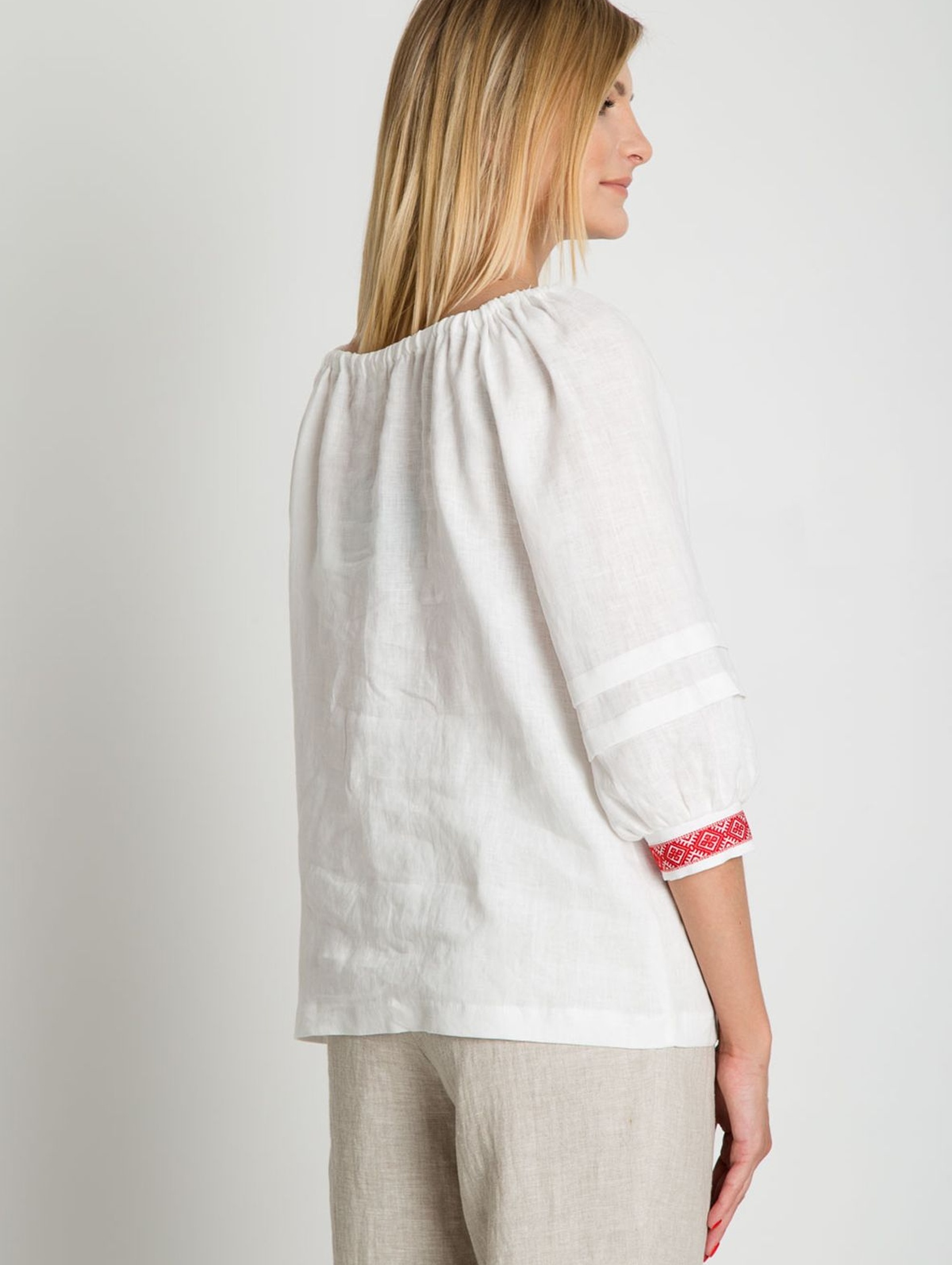Lniana bluzka damska w kolorze białym z ozdobnym wiązaniem i haftem