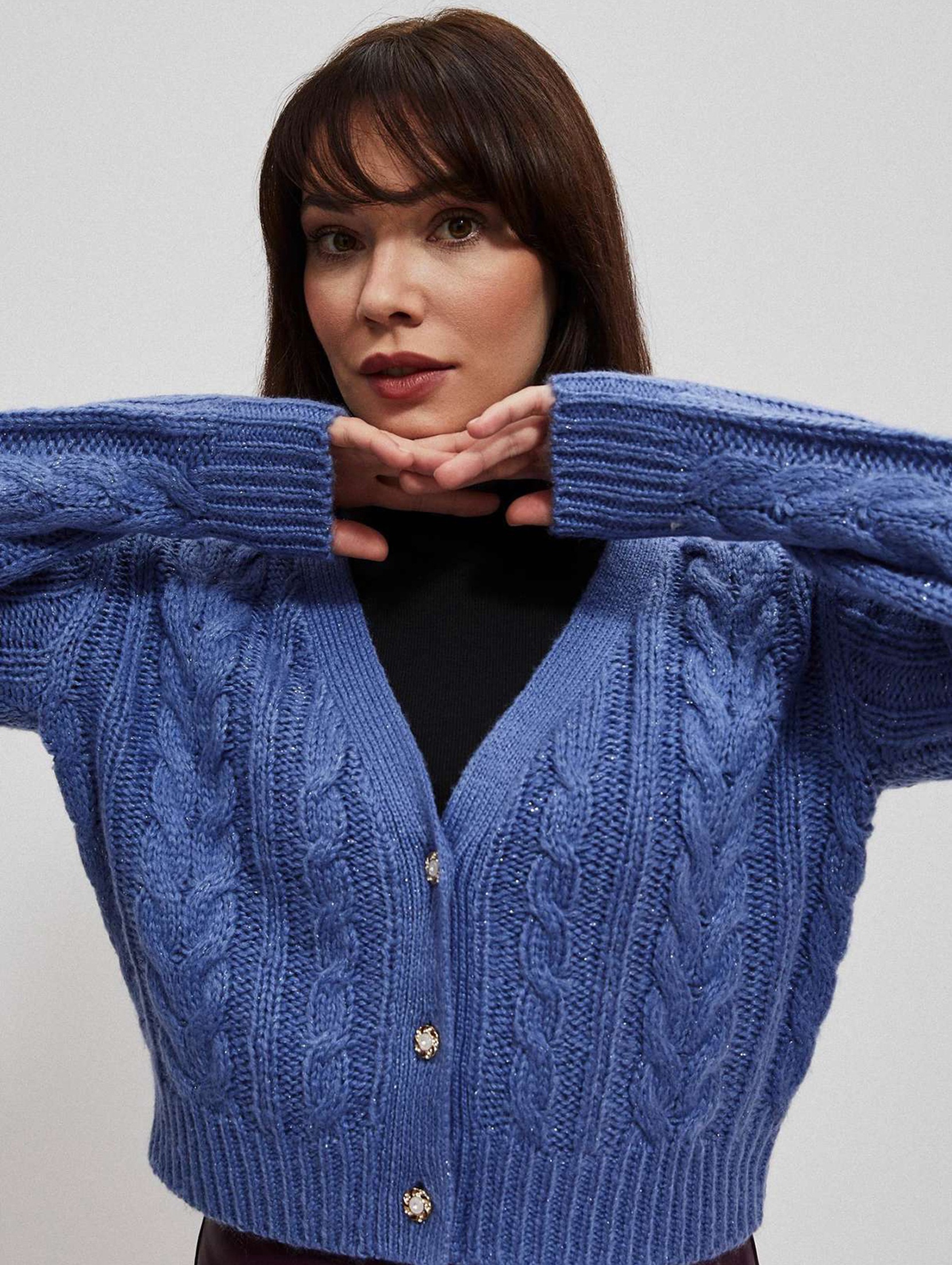 Damski sweter niebieski rozpinany w warkoczowy splot