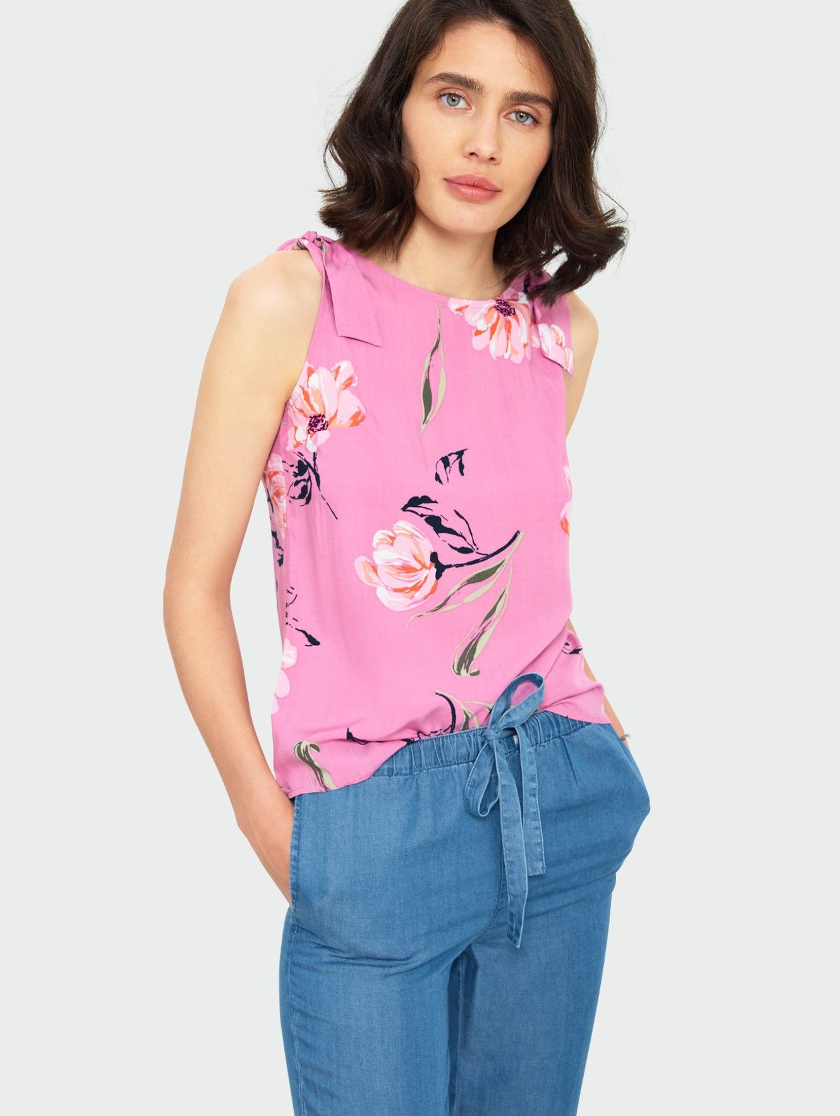 Różowa bluzka damska na ramiączka w kolorowe kwiaty