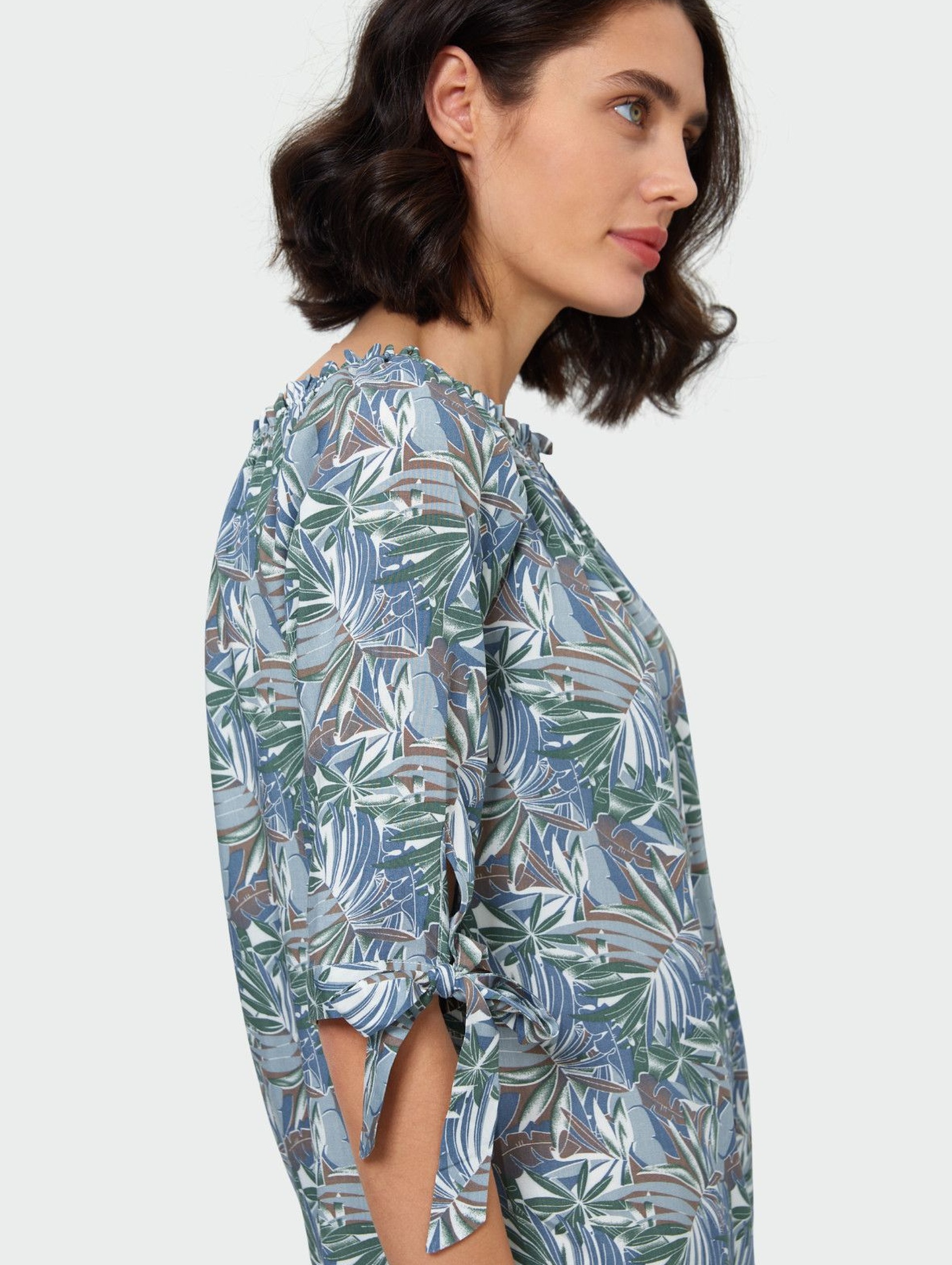 T-shirt damski z nadrukiem  z dekoracyjnymi wiązaniami i-  dekolt typu carmen