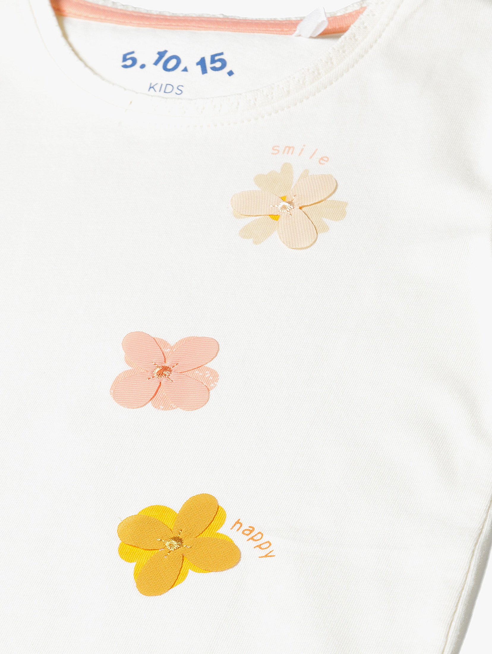 Biała koszulka dziewczęca w kolorowe kwiatki